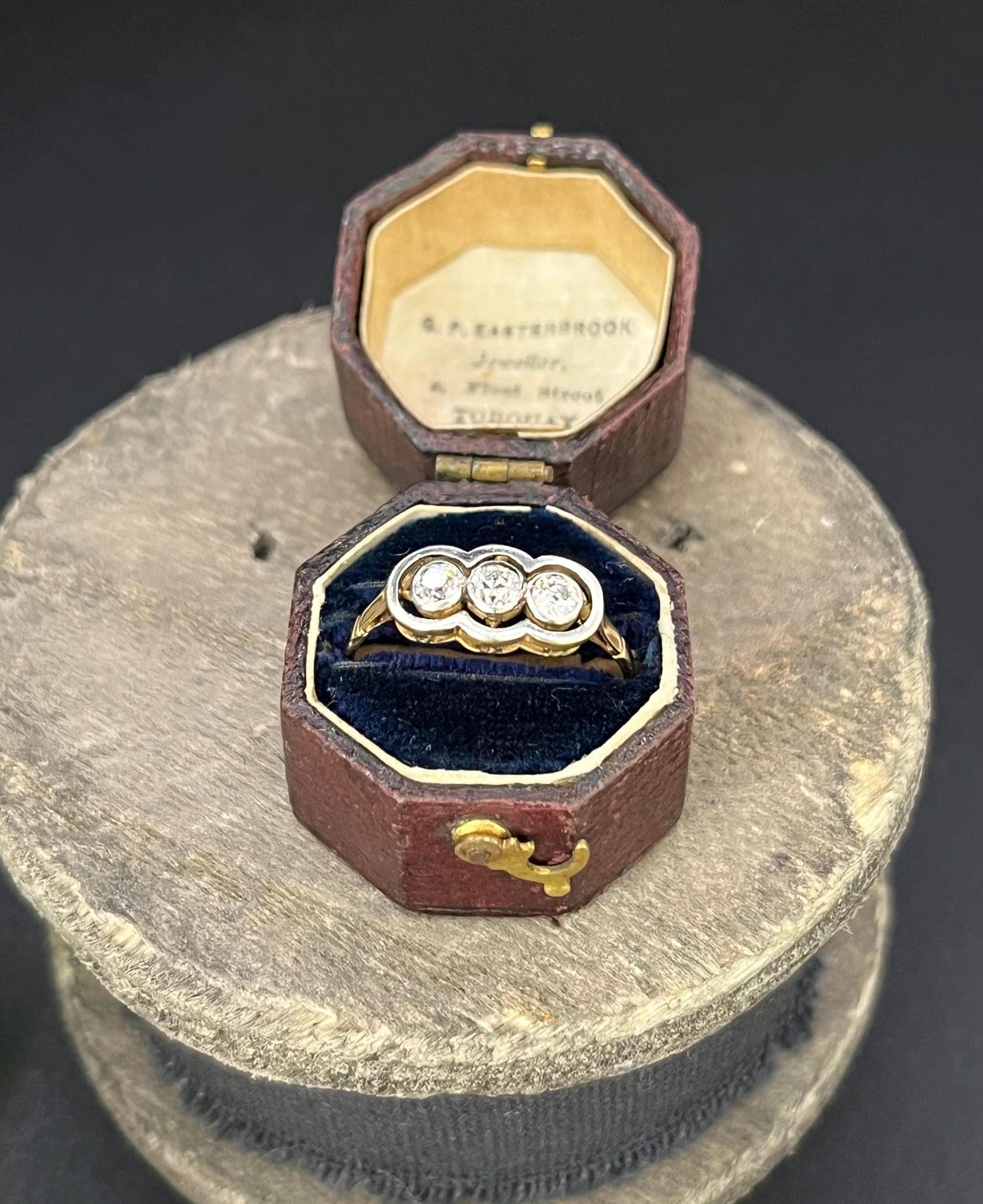 Bague trilogie à trois pierres en or 18ct et platine, Art déco des années 1920, avec diamants en vente 3