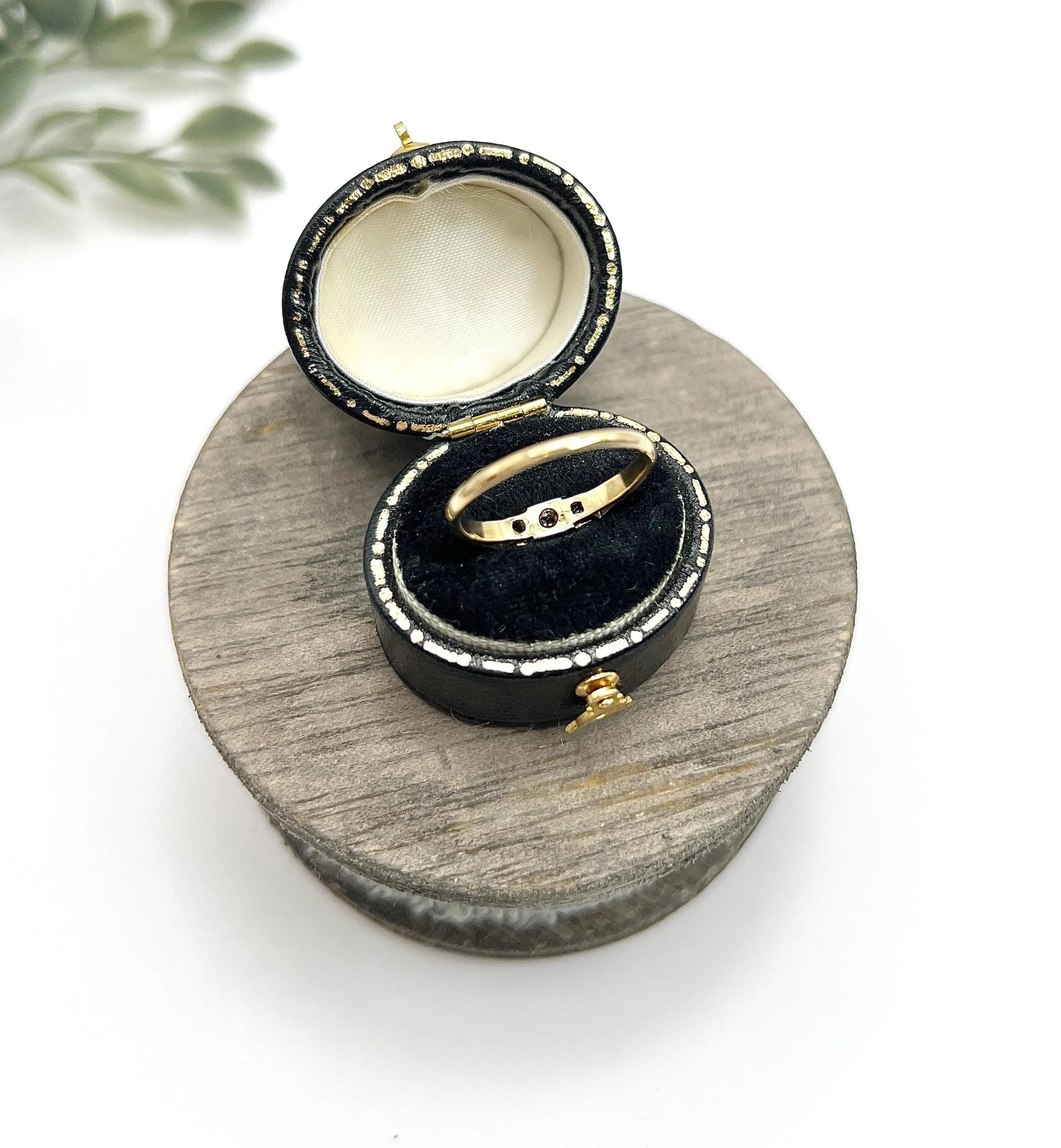 Antico anello a tre pietre in oro 18ct e platino, stile Art Deco anni '20 in vendita 4
