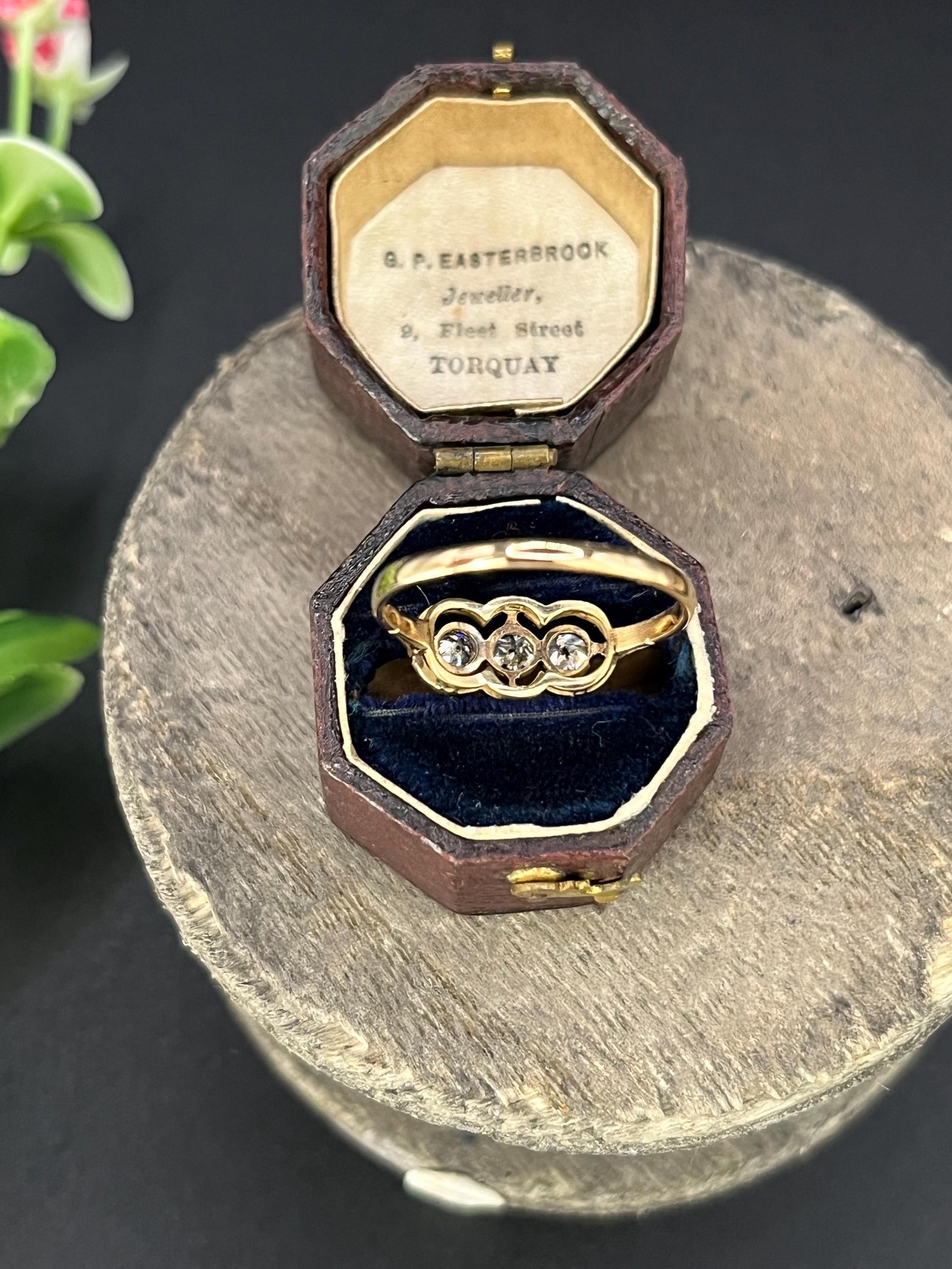 Bague trilogie à trois pierres en or 18ct et platine, Art déco des années 1920, avec diamants en vente 4