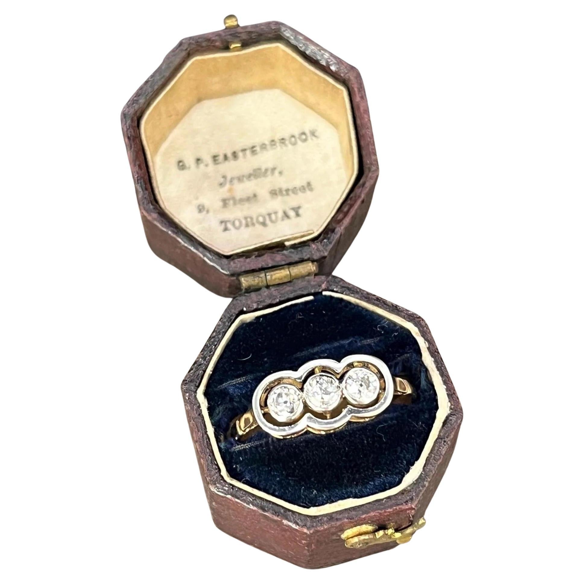 Bague trilogie à trois pierres en or 18ct et platine, Art déco des années 1920, avec diamants en vente