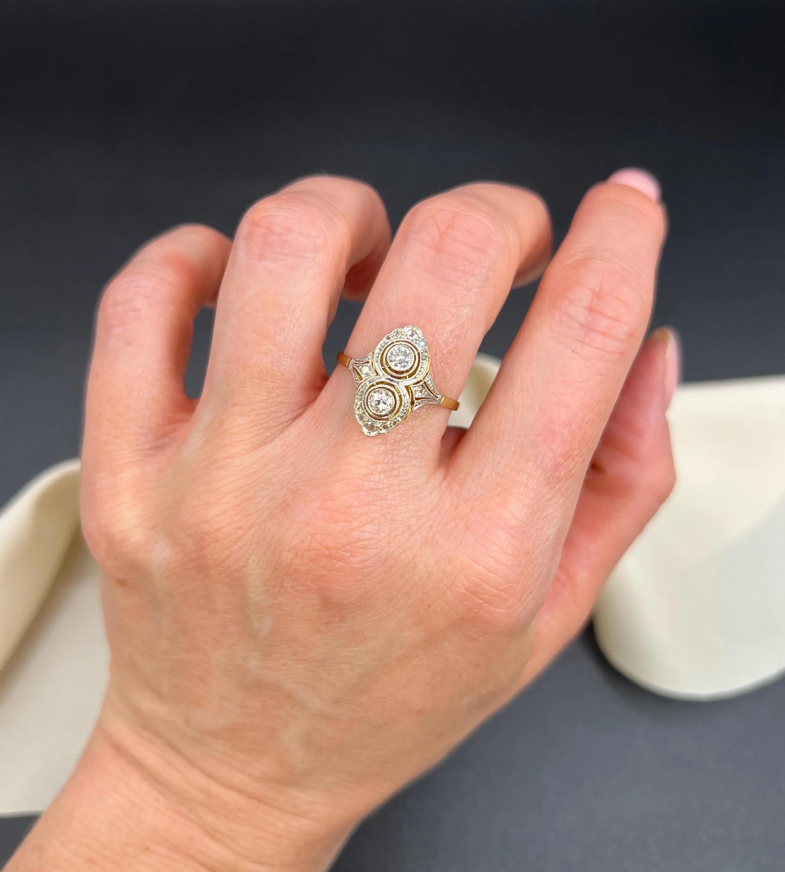 Bague cible diamantée déco 

Or 18ct et platine

Circa 1920s

Voici une superbe bague Art déco originale qui témoigne de l'élégance et du savoir-faire de l'époque. Cette pièce exquise est fabriquée en or 18 ct et en platine, et présente un design