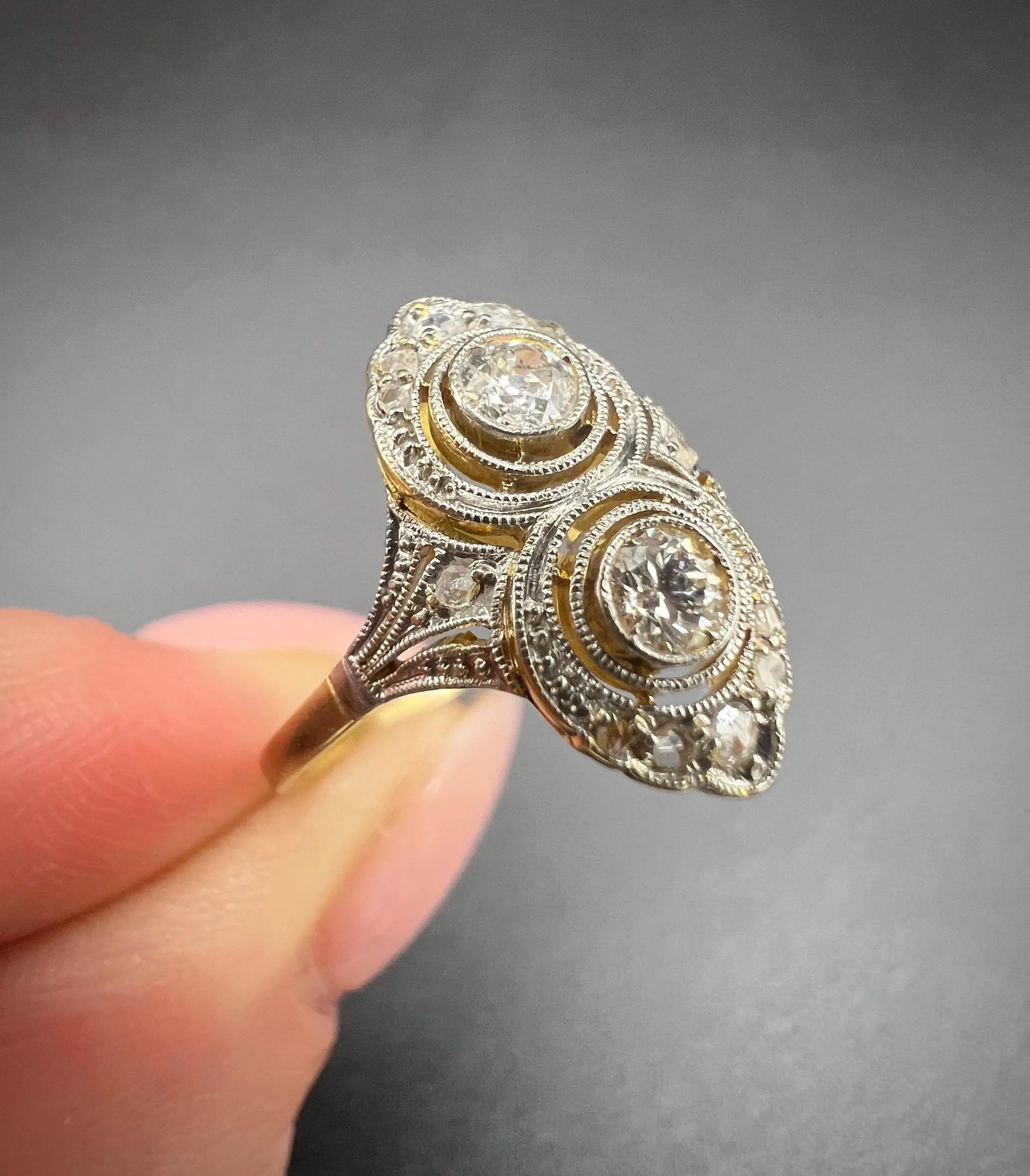 Taille brillant Bague ancienne en or 18ct et platine, art déco des années 1920, à double diamant et cible en vente