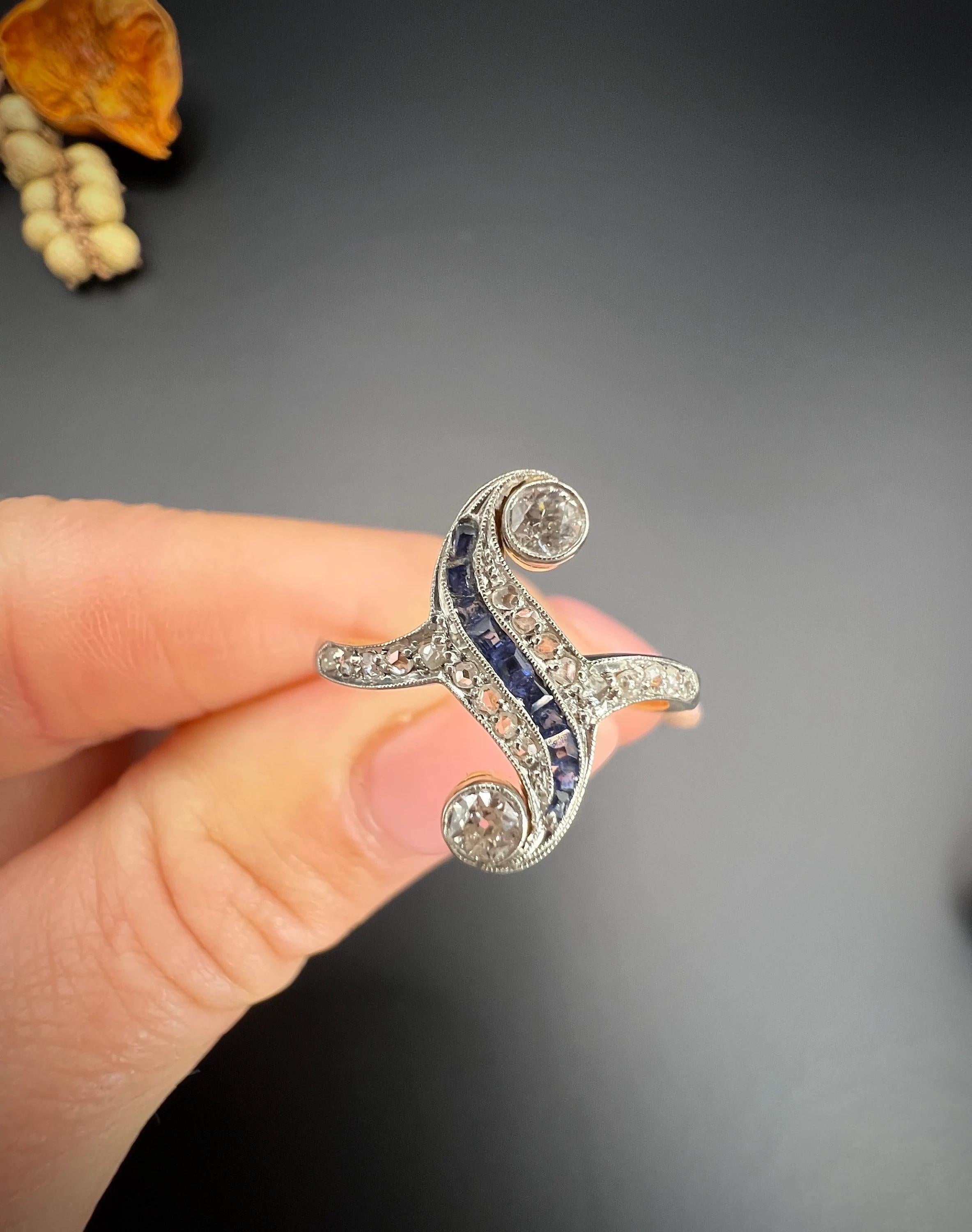 Antique 18ct Gold & Platinum 1920s Art Deco Sapphire Diamond Swirl Ring In Good Condition For Sale In Brighton, GB