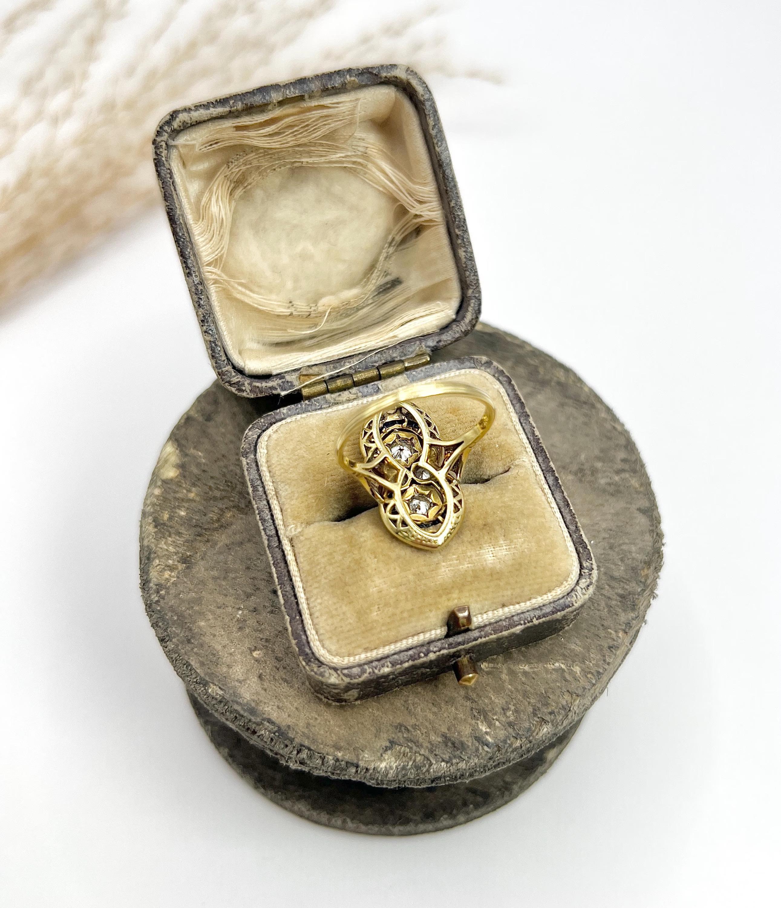 Antique 18ct Gold & Platinum, 1920s Authentic Art Deco Sapphire and Diamond Ring In Good Condition For Sale In Brighton, GB