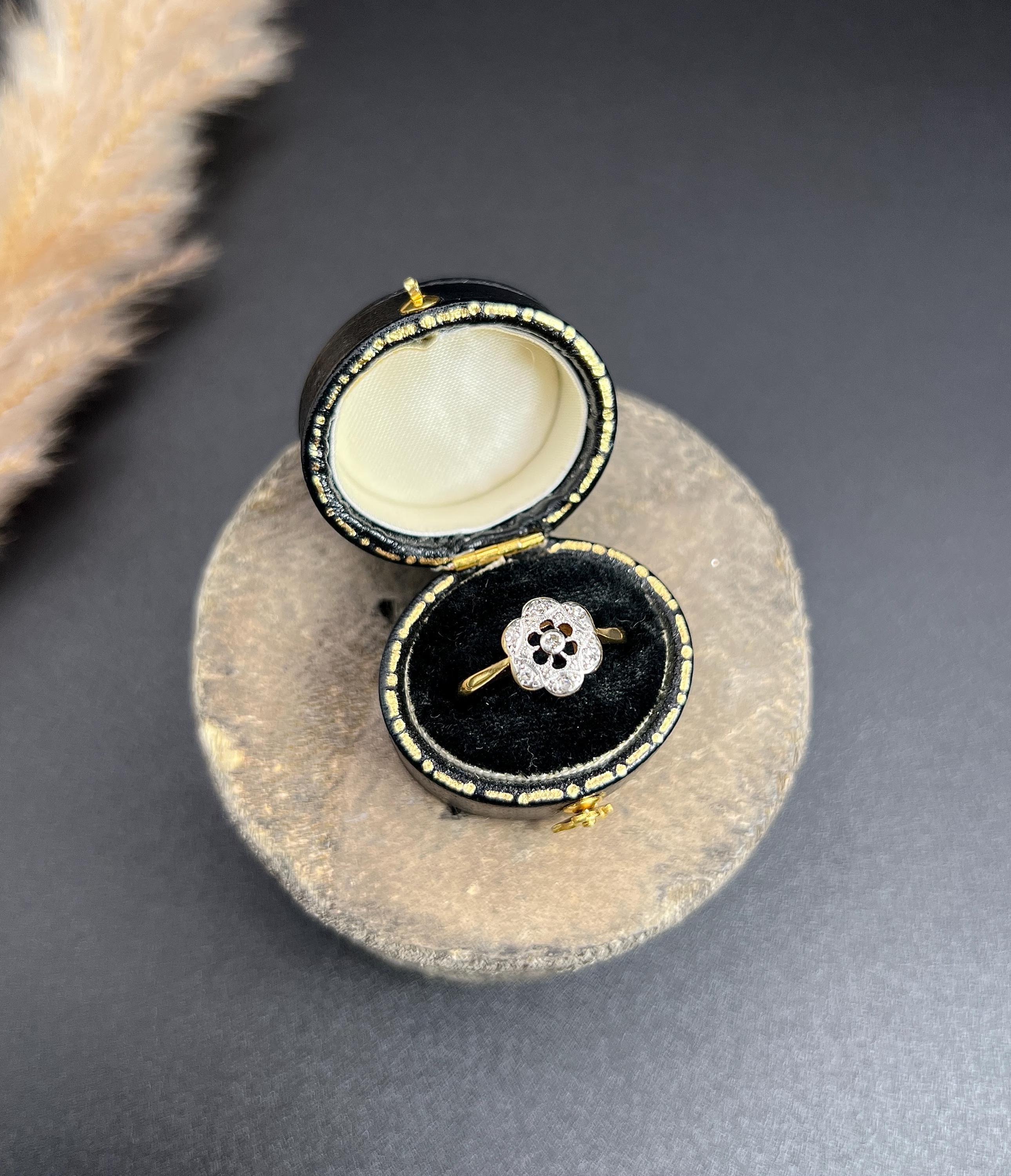 Antique 18ct Gold & Platinum, 1920s Diamond Daisy Illusion Ring For Sale 5