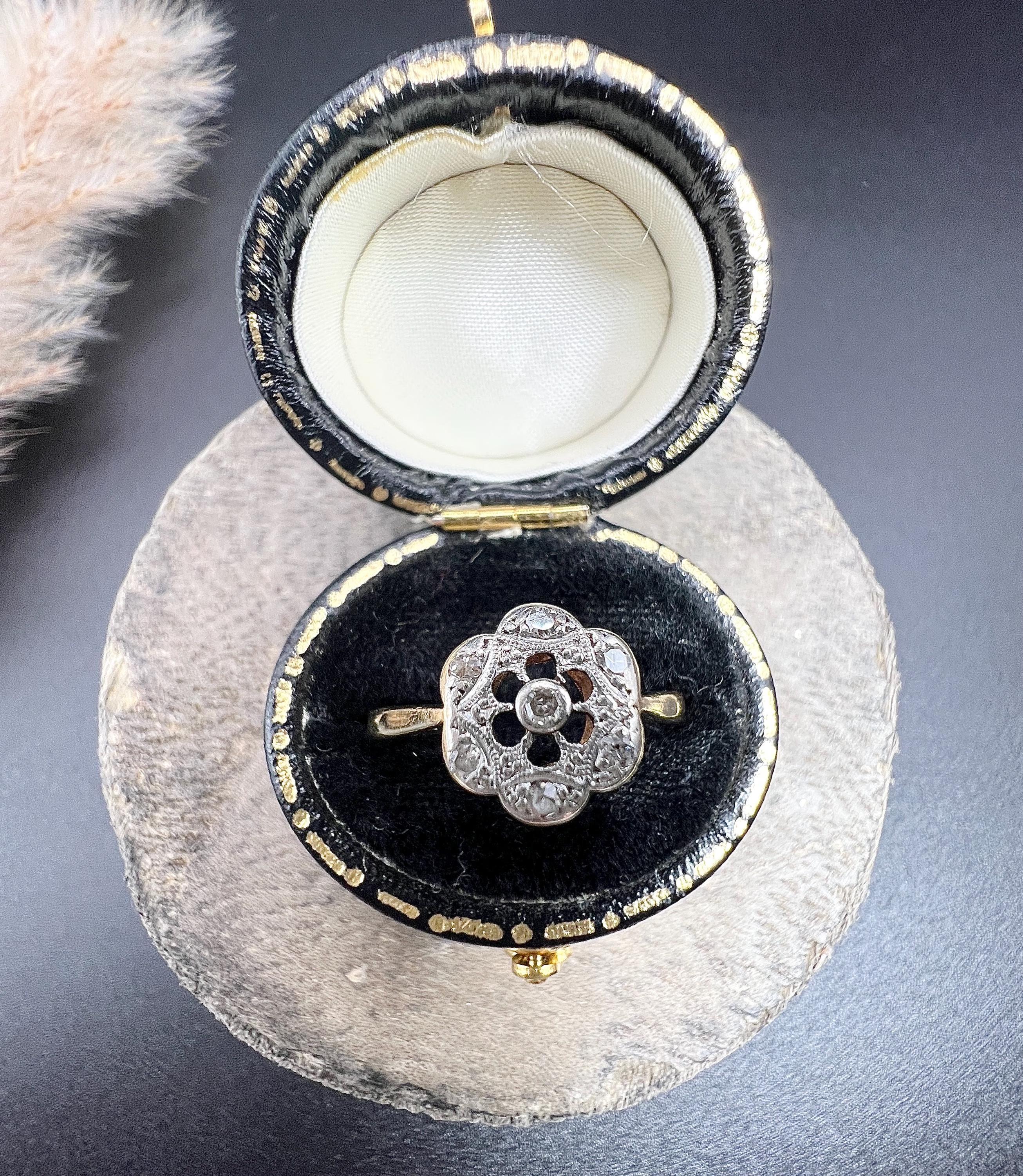Antique 18ct Gold & Platinum, 1920s Diamond Daisy Illusion Ring In Good Condition For Sale In Brighton, GB