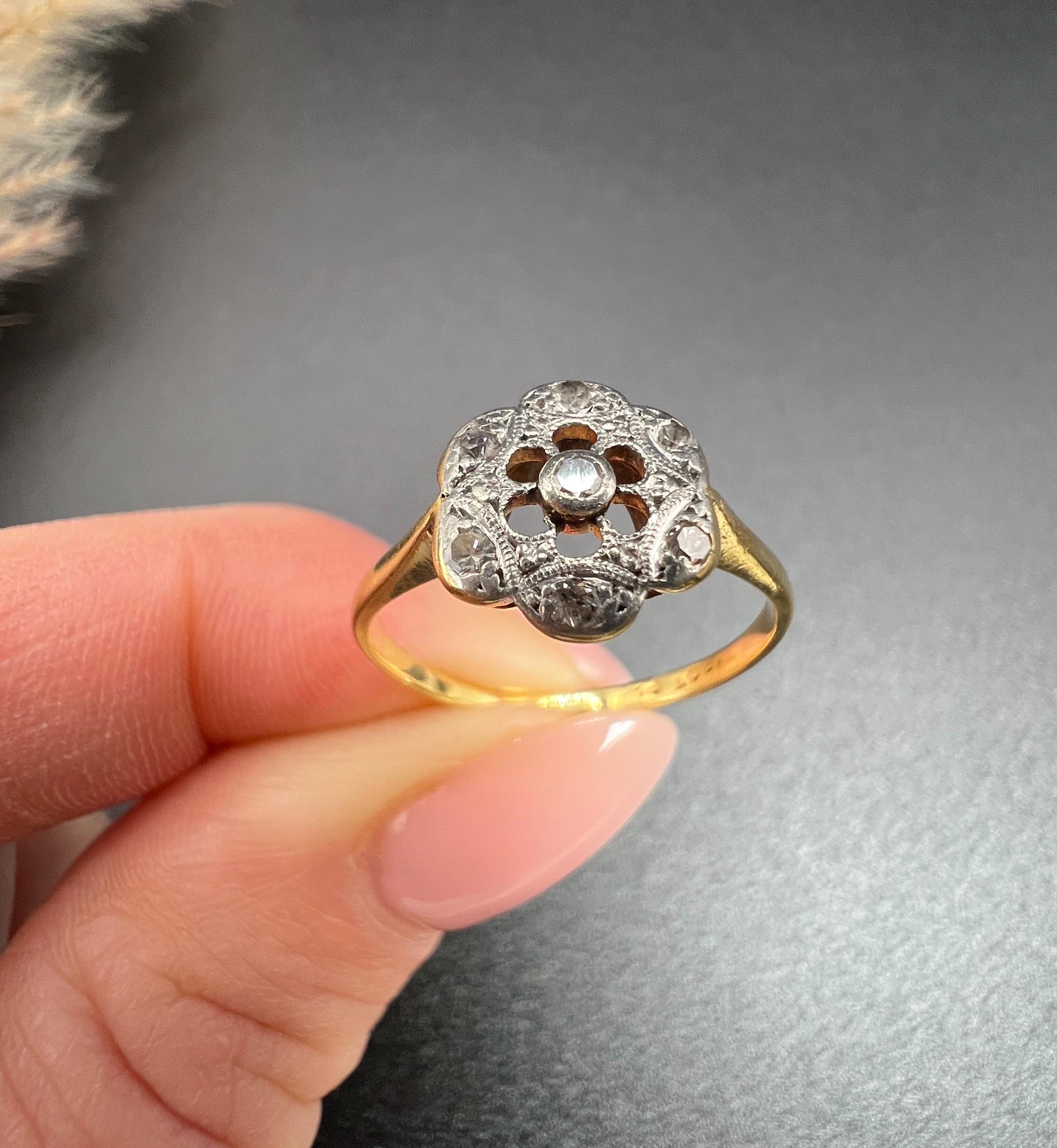 Women's or Men's Antique 18ct Gold & Platinum, 1920s Diamond Daisy Illusion Ring For Sale