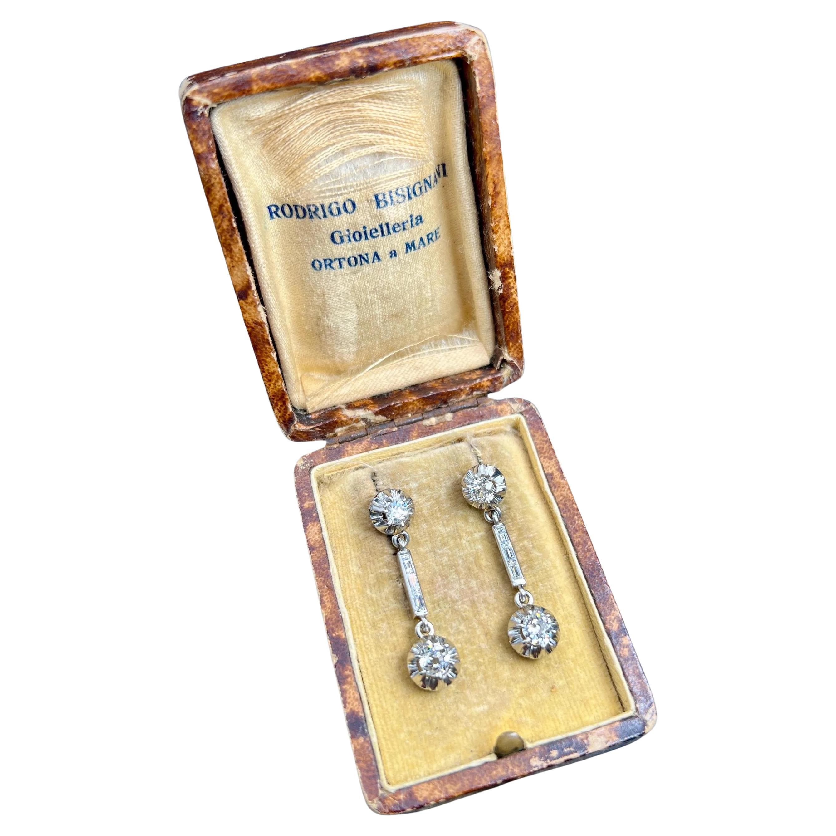 Pendientes Colgantes Antiguos de Oro de 18 ct y Platino con Engaste Dormeuse de Diamantes de los Años 20