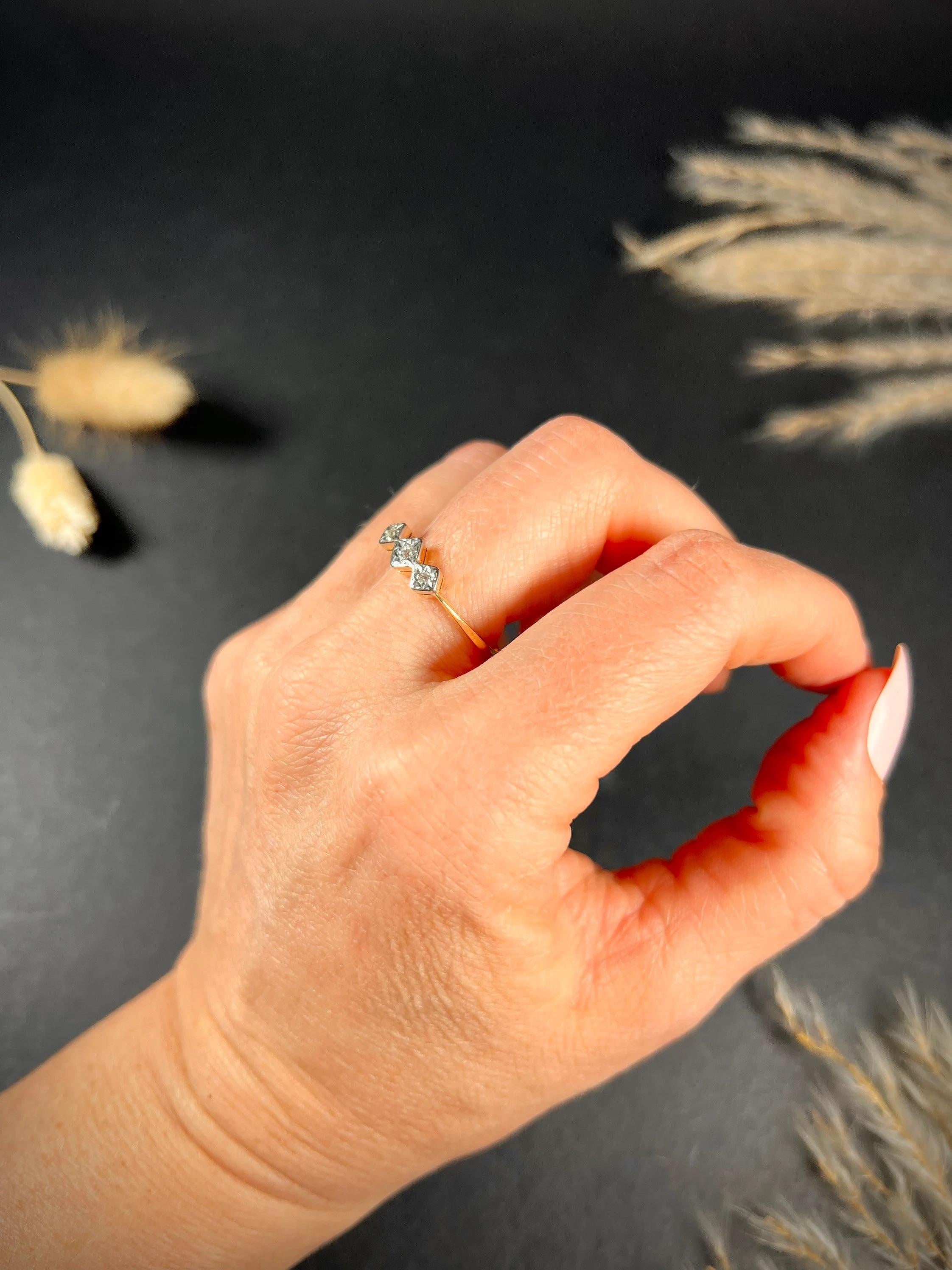 Anillo antiguo de oro de 18 ct y platino con tres diamantes de 1920 en venta 5