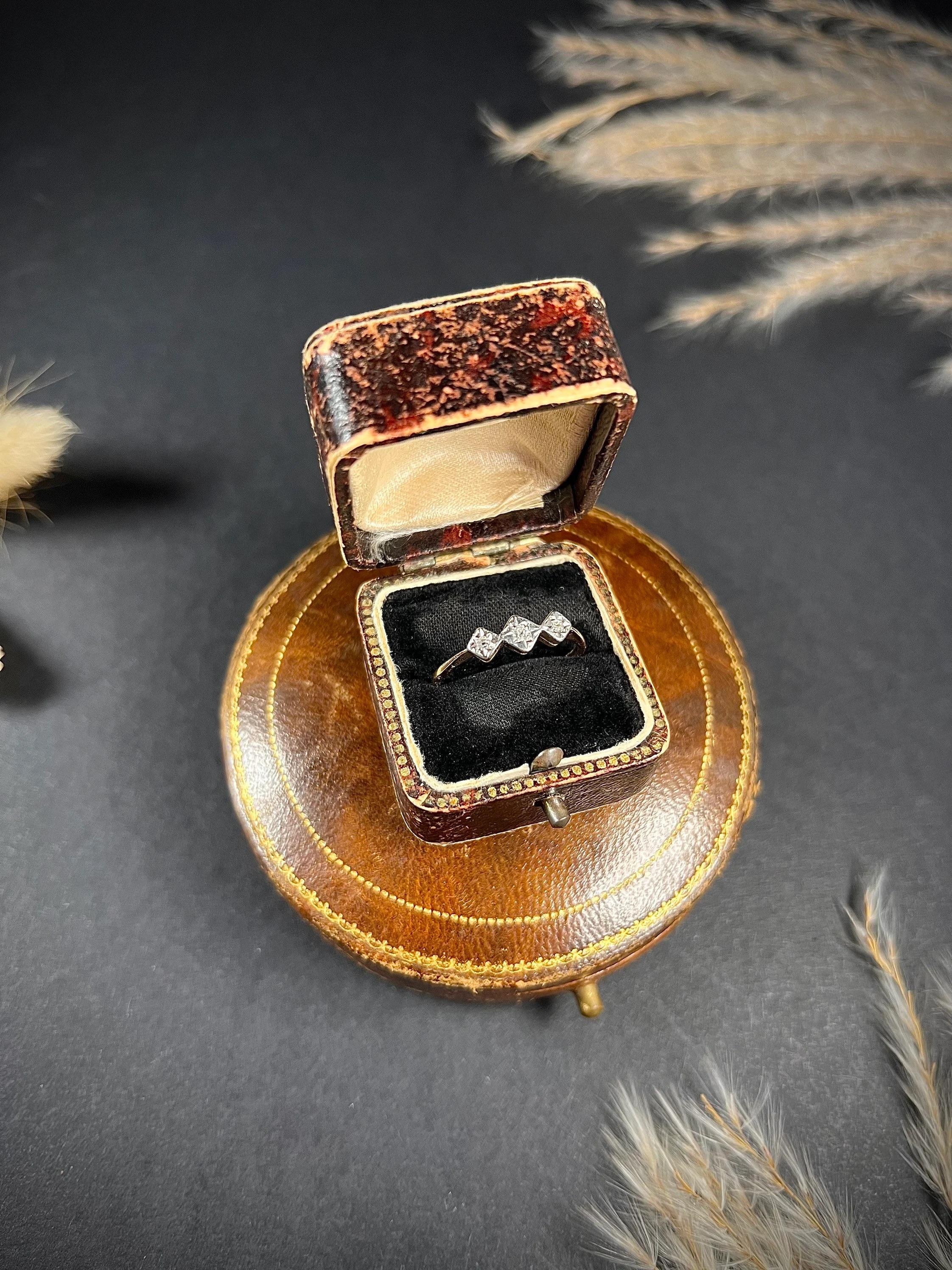 Anillo de diamantes antiguo 

Prueba de oro y platino de 18 ct 

Alrededor de 1920

Bonito anillo trilogía de diamantes de los años 20. Tres preciosos diamantes naturales en engaste ilusión. Engastada en platino y montada en una banda de oro