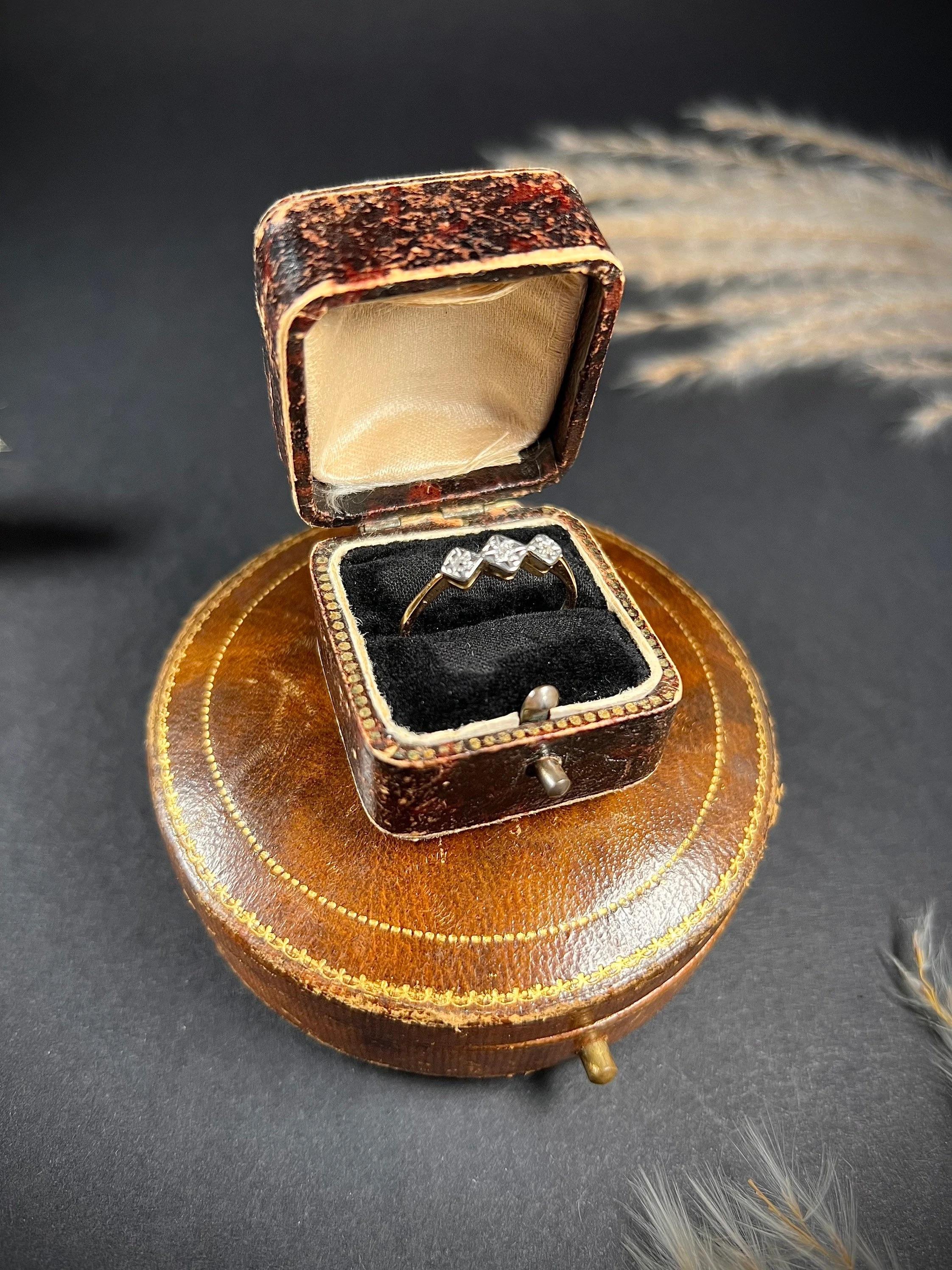 Ancienne bague à trois pierres en or 18ct et platine datant des années 1920 et ornée de diamants Unisexe en vente