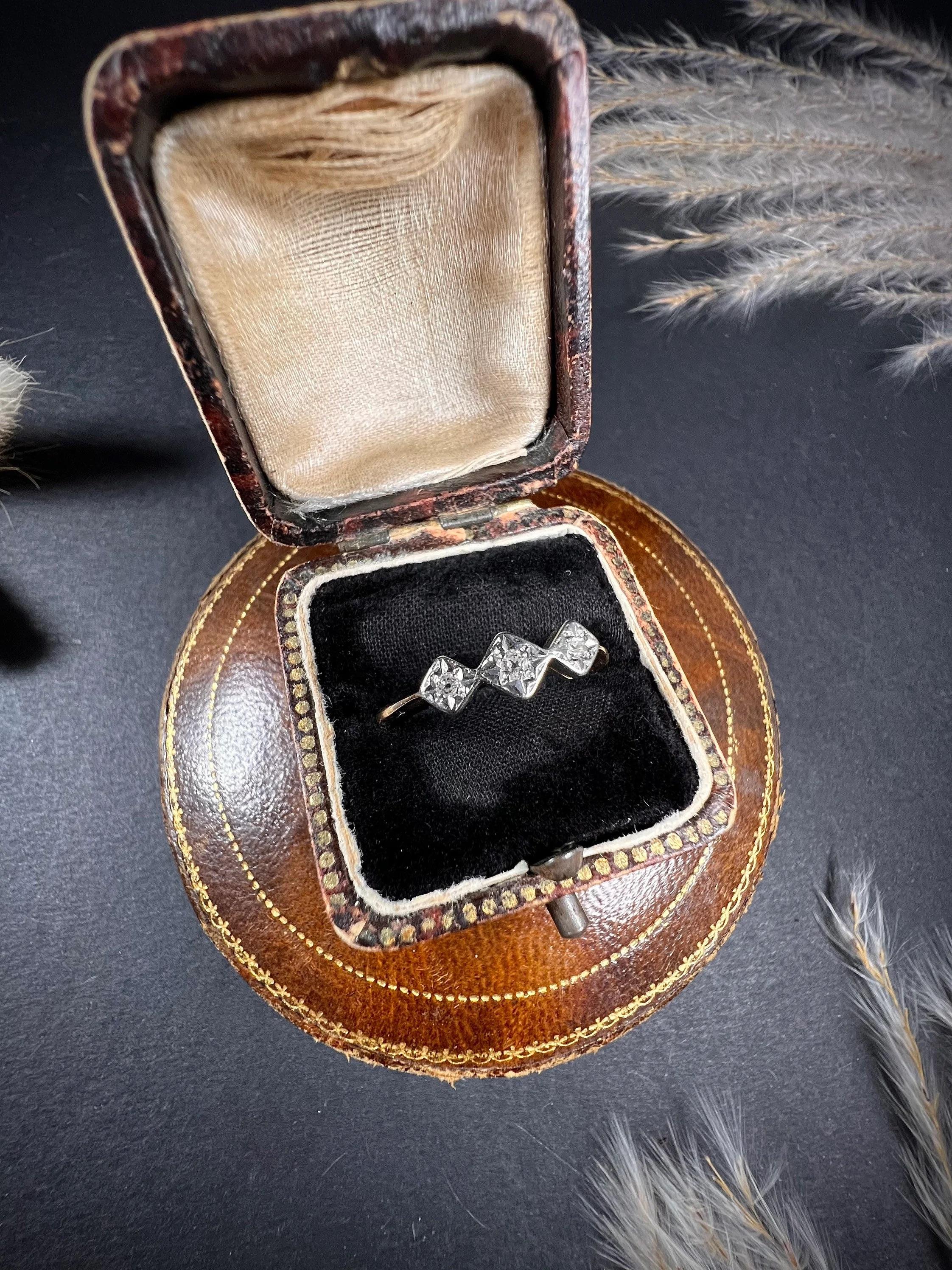 Ancienne bague à trois pierres en or 18ct et platine datant des années 1920 et ornée de diamants en vente 2