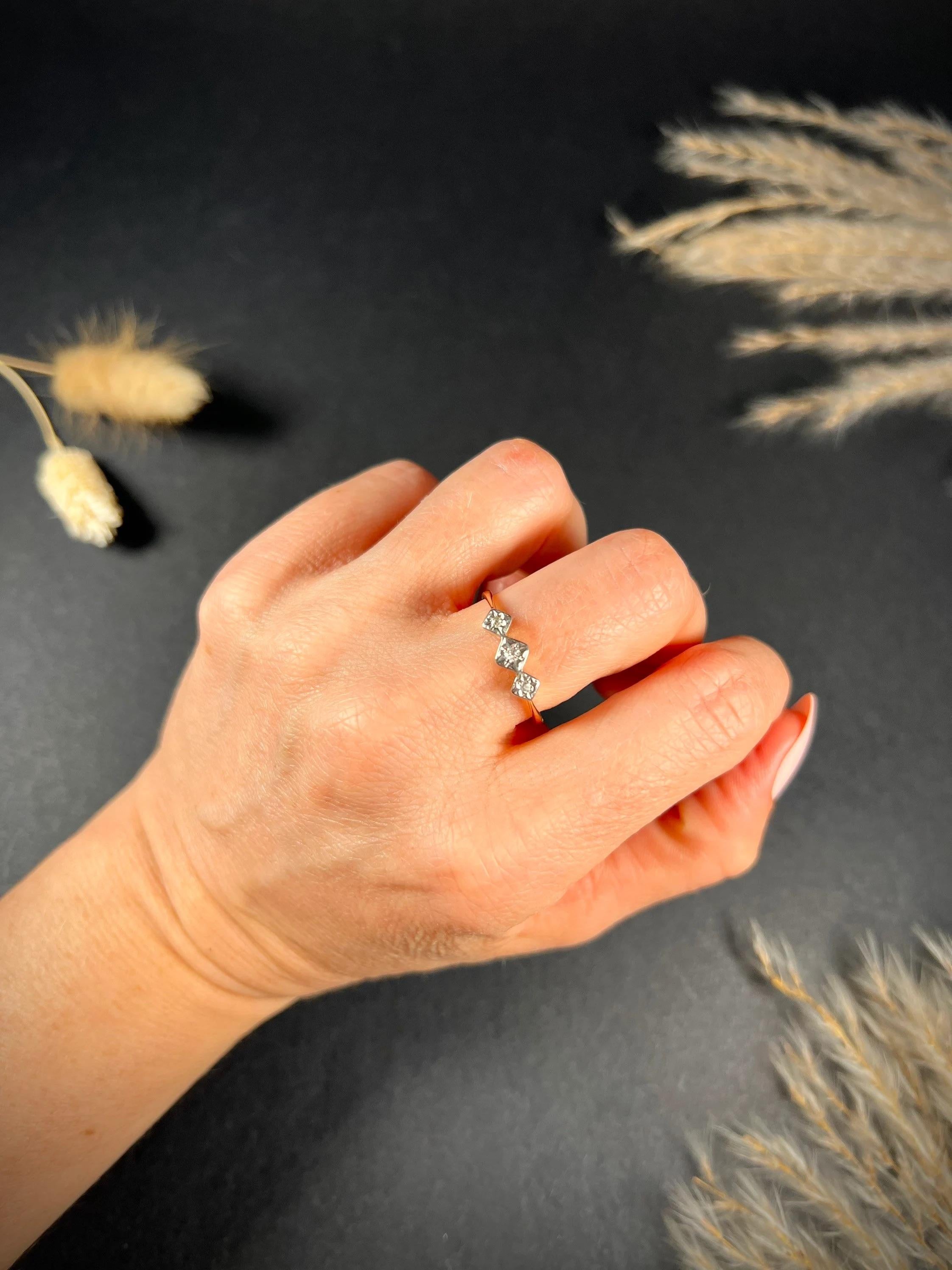 Anillo antiguo de oro de 18 ct y platino con tres diamantes de 1920 en venta 4