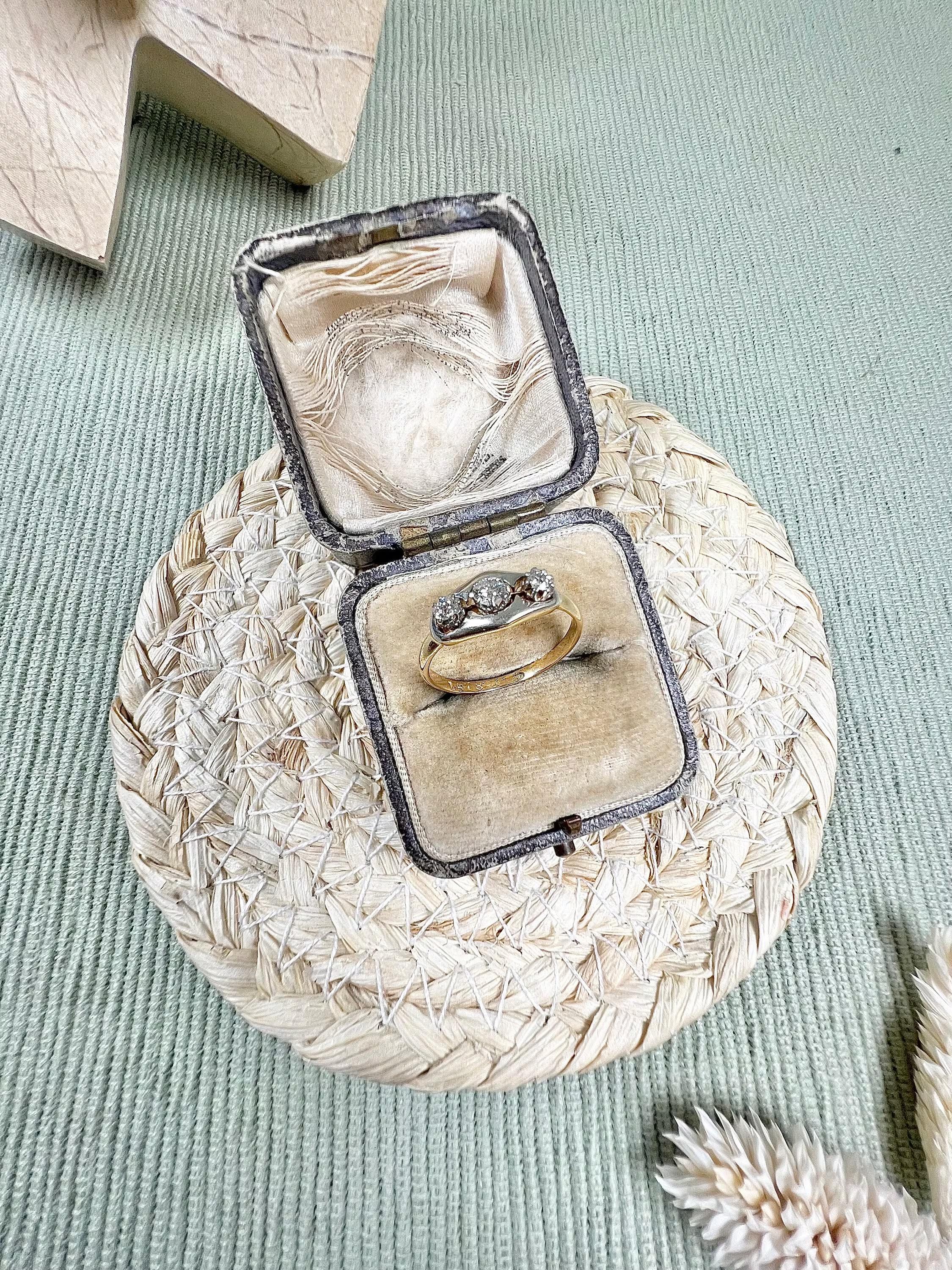 Antique 18ct Gold & Platinum 1920’s Diamond Three Stone Trilogy Ring For Sale 1