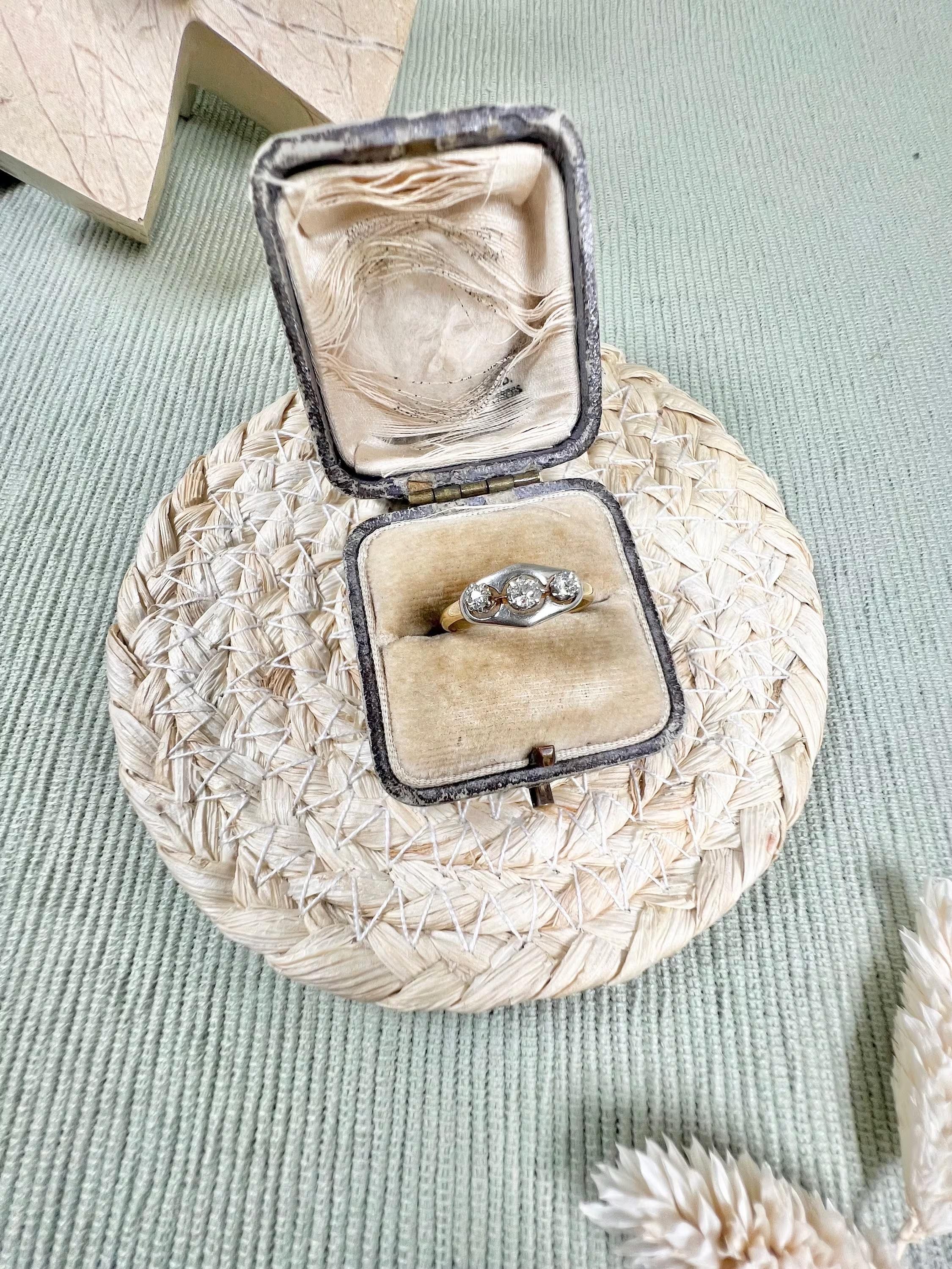 Anello antico in oro 18ct e platino del 1920 con tre pietre di diamante a trilogia In condizioni buone in vendita a Brighton, GB