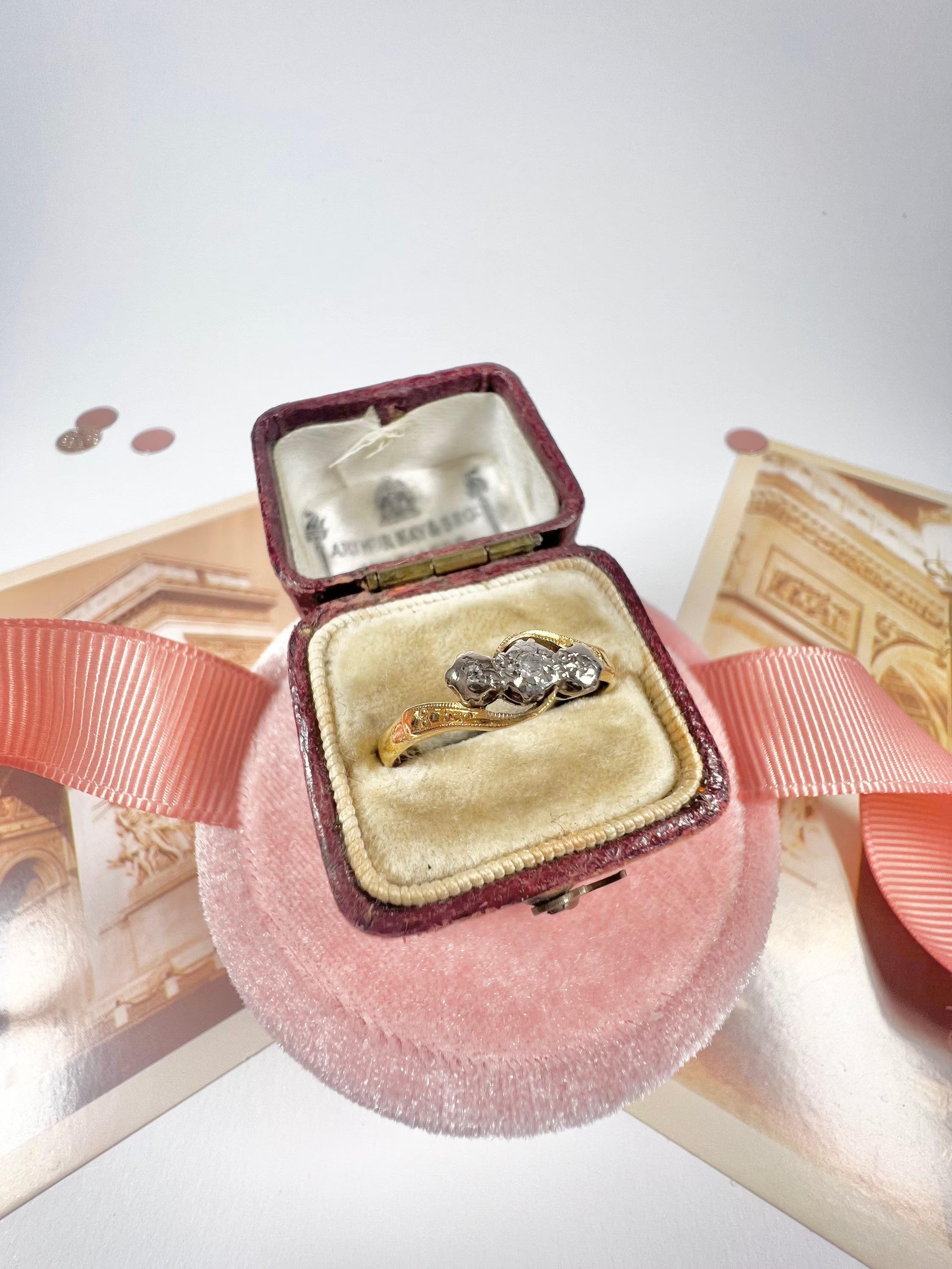 Antike 18ct Gold & Platin 1920's Diamond Trilogy Crossover Ring im Angebot 6