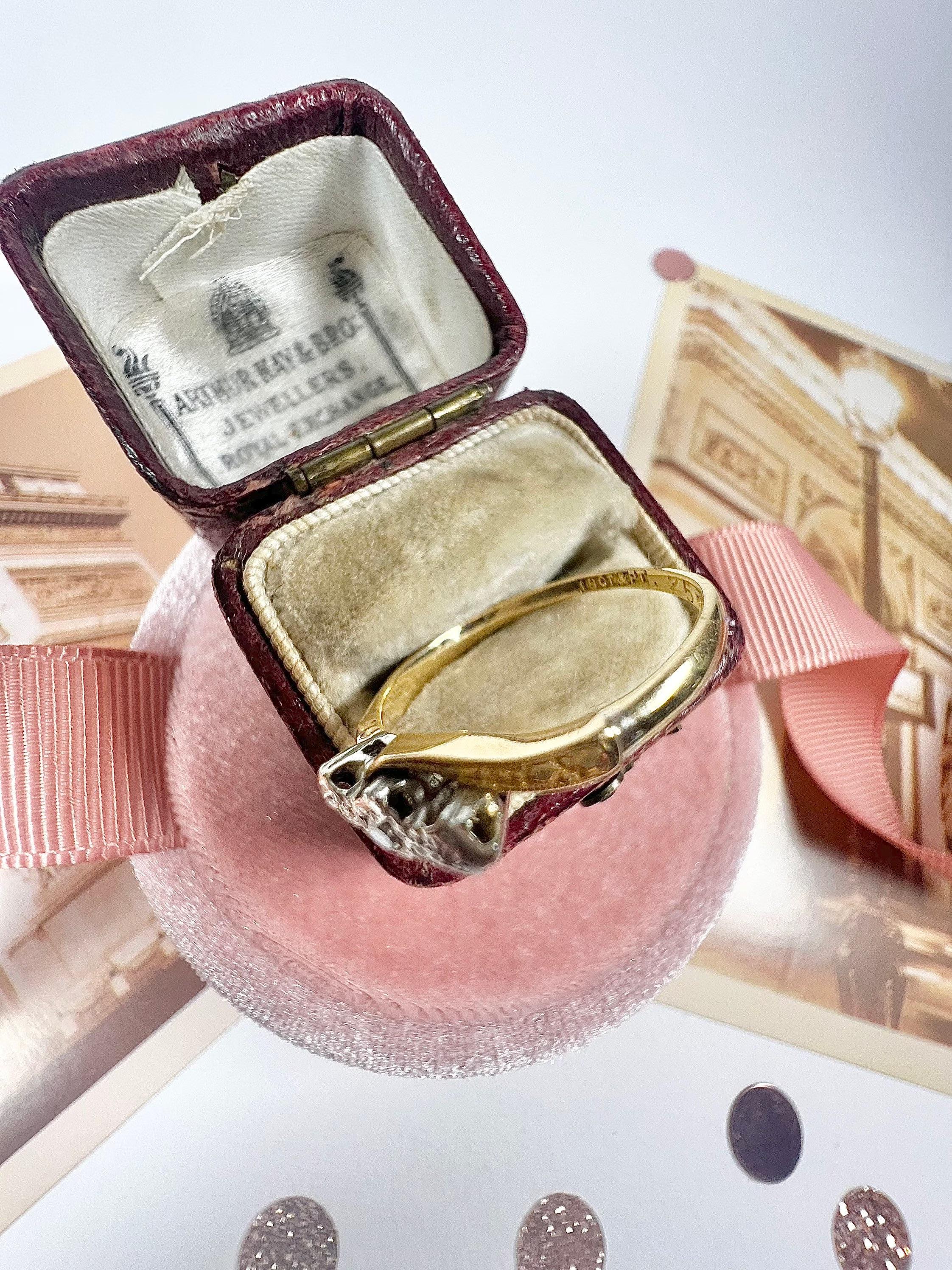 Antike 18ct Gold & Platin 1920's Diamond Trilogy Crossover Ring im Zustand „Gut“ im Angebot in Brighton, GB