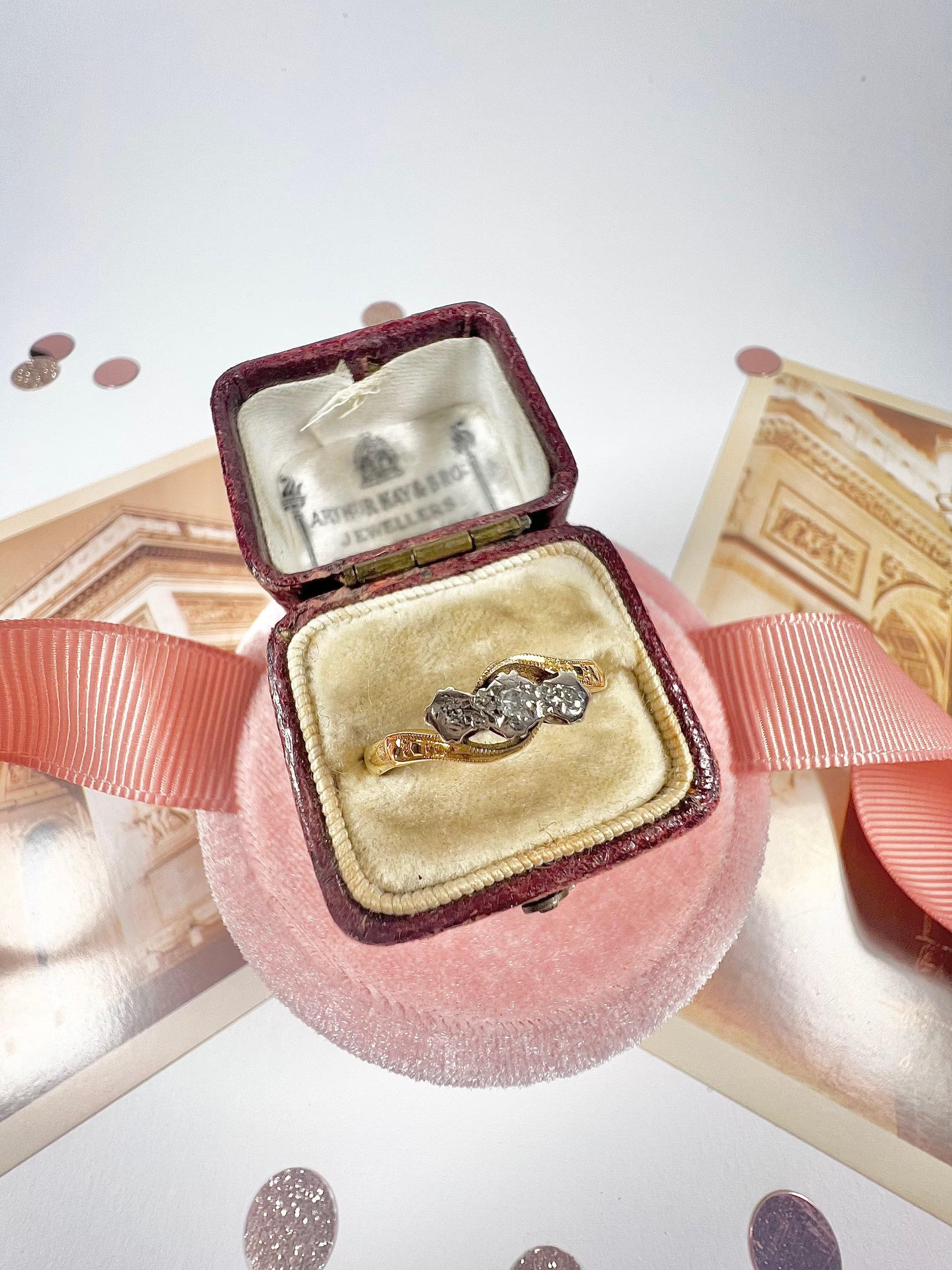 Antike 18ct Gold & Platin 1920's Diamond Trilogy Crossover Ring für Damen oder Herren im Angebot