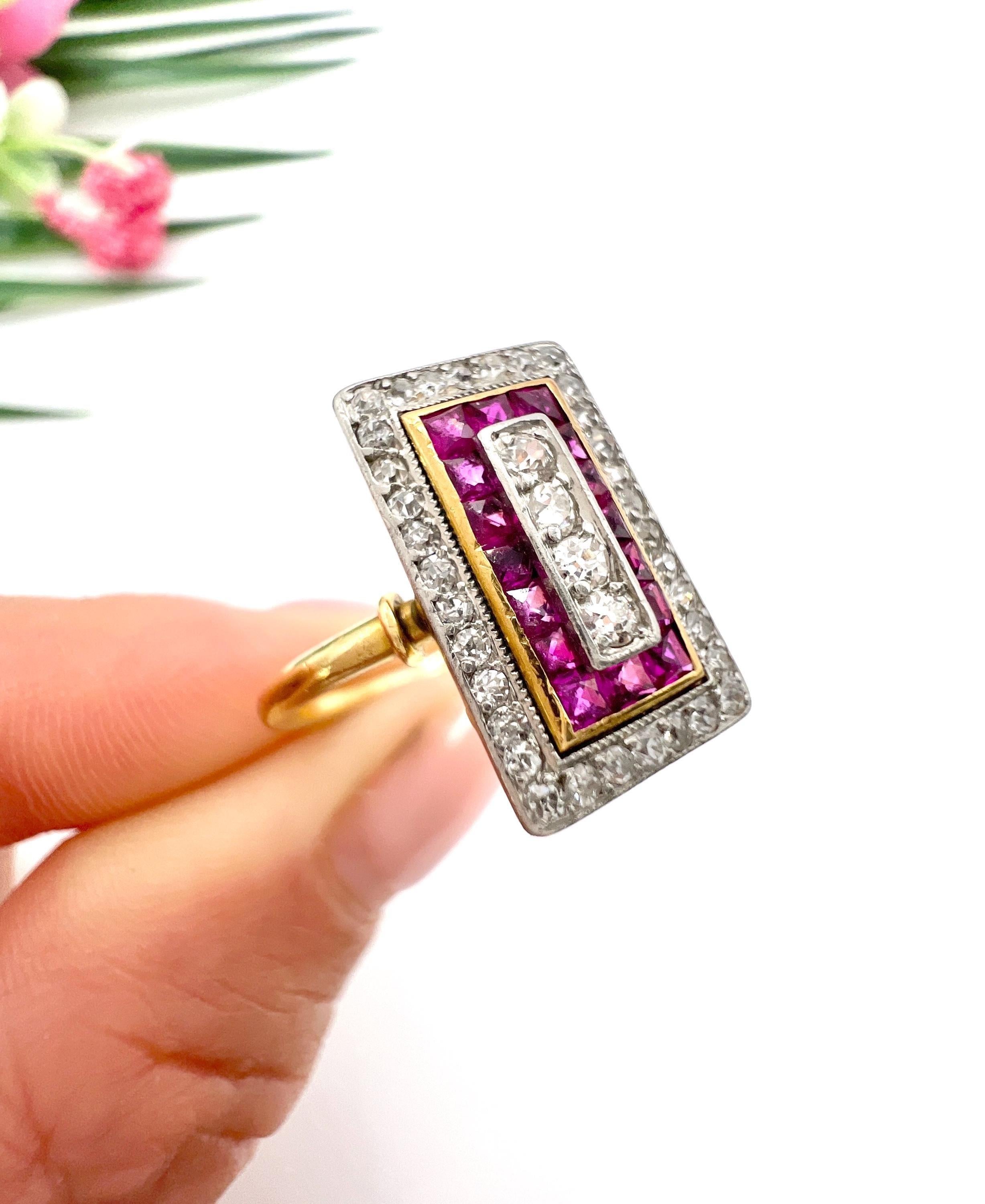 Antiker Art Deco Ring

18ct Gold & Platin

CIRCA 1920er Jahre

Entdecken Sie die Anziehungskraft dieses exquisiten Originalrings im Art-Déco-Stil, der in sorgfältiger Handarbeit mit einem eleganten dreistufigen Plakettendesign versehen ist. In