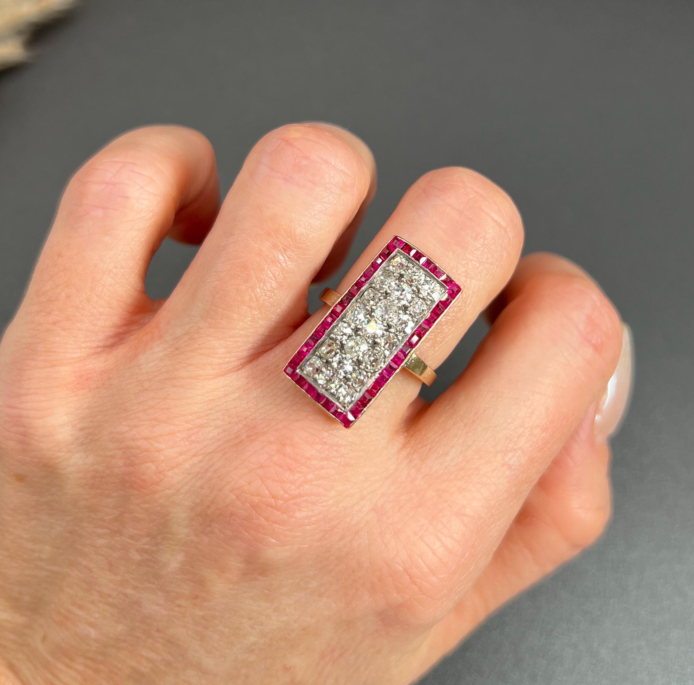 Antiker Art Deco Ring

18ct Gold & Platin 

CIRCA 1920er Jahre

Wir präsentieren einen atemberaubenden 18ct Gold Art Deco Plaque Ring, ein wahres Statement für jeden Schmuckliebhaber. Dieser fabelhafte Ring zeigt ein großes rechteckiges Design, das