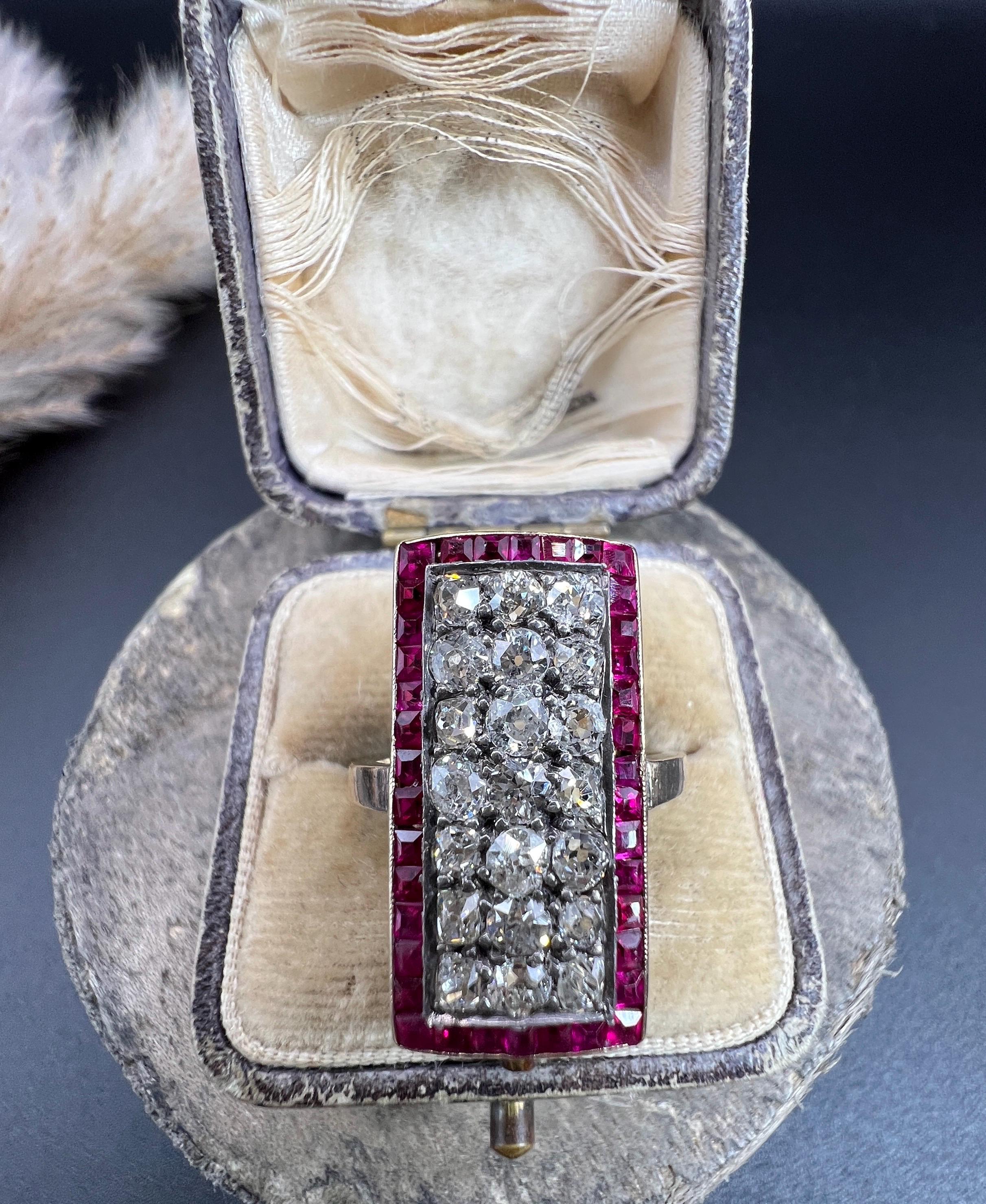 Antiker 18 Karat Gold & Platin 1920er Jahre Original Art Deco Rubin & Diamant Plakette Ring (Alteuropäischer Brillantschliff) im Angebot