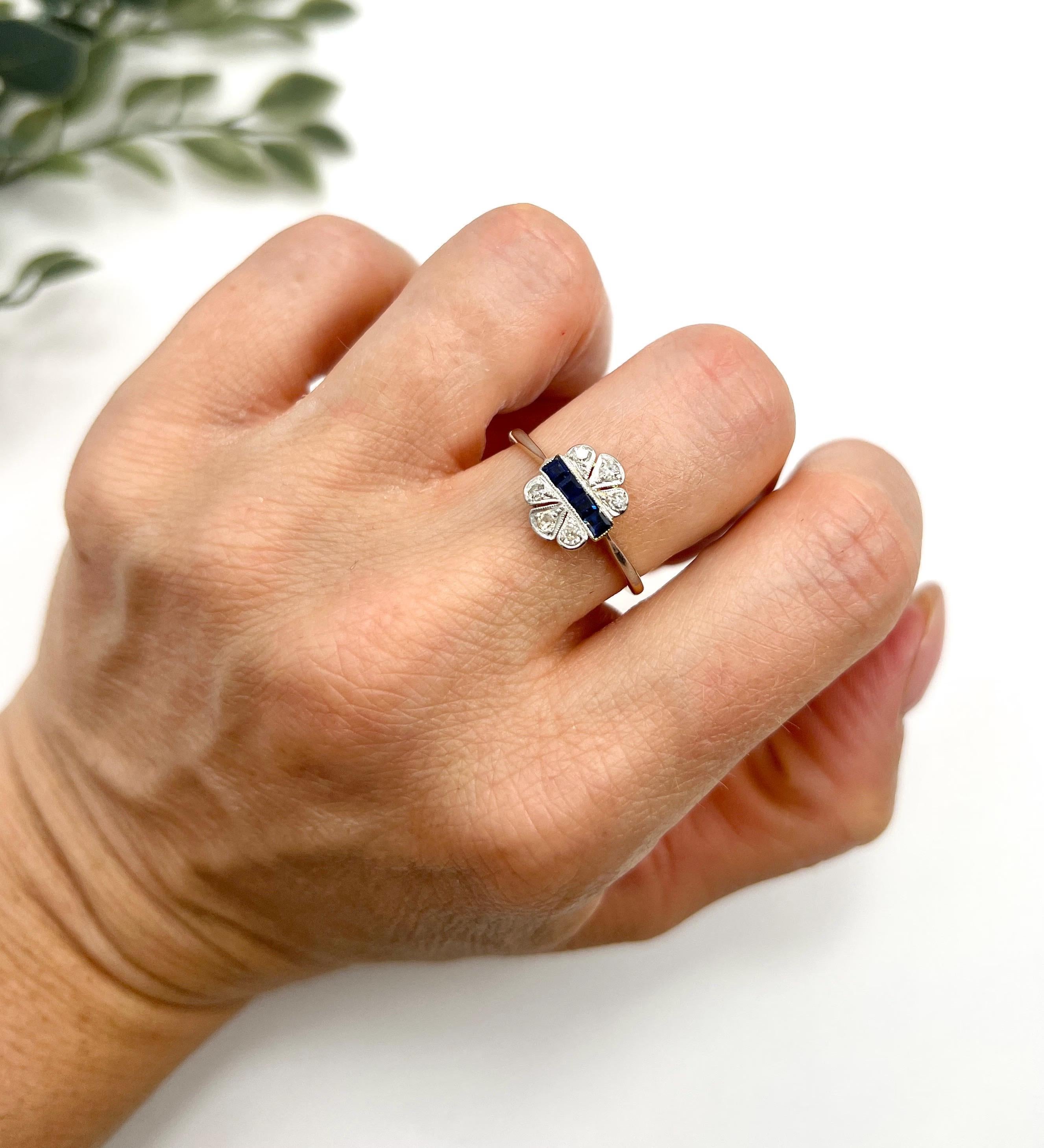 Anello Art Deco con zaffiro 

Oro 18ct e platino stampato 

Circa anni '1920

Si tratta di un anello originale Art Deco davvero straordinario, realizzato in oro 18ct e platino. Il design a ventaglio è favoloso e presenta un'abbagliante serie di
