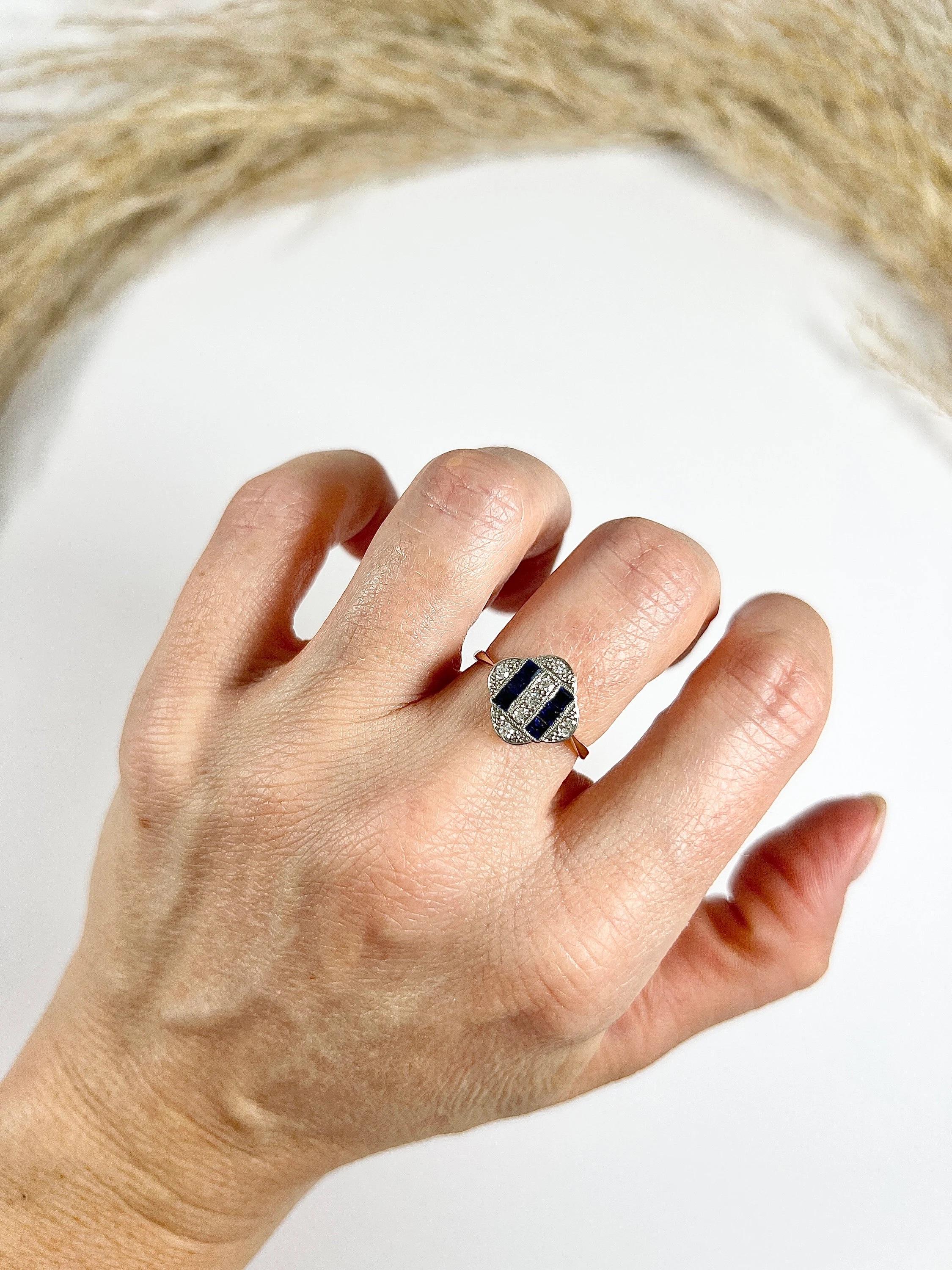 Antique 18ct Gold & Platinum 1920s Original Art Deco Sapphire Diamond Ring In Good Condition For Sale In Brighton, GB