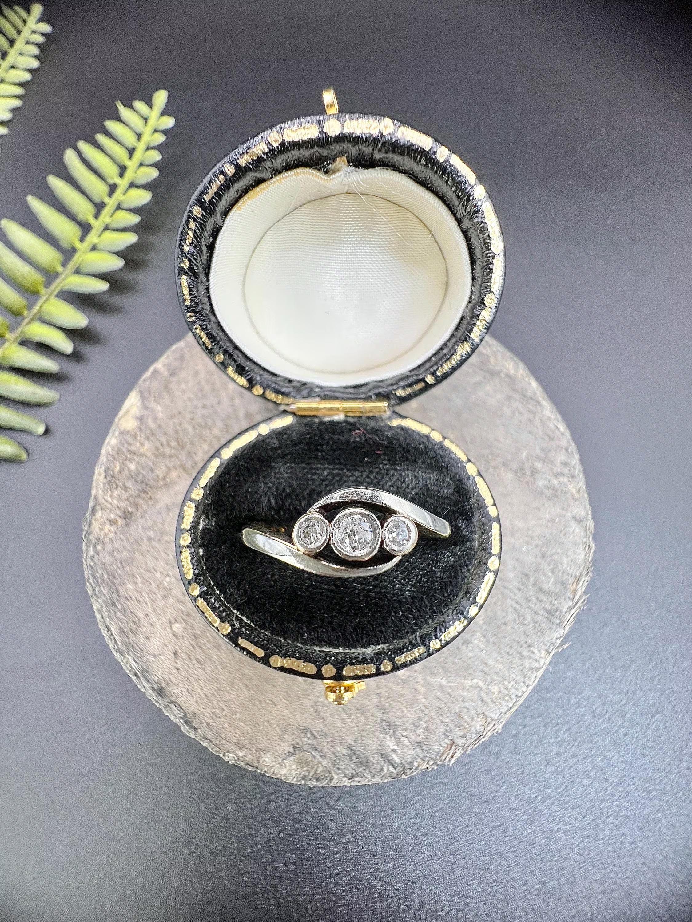 Antique 18ct Gold & Platinum, 1920s Three Stone Crossover Diamond Ring In Good Condition For Sale In Brighton, GB