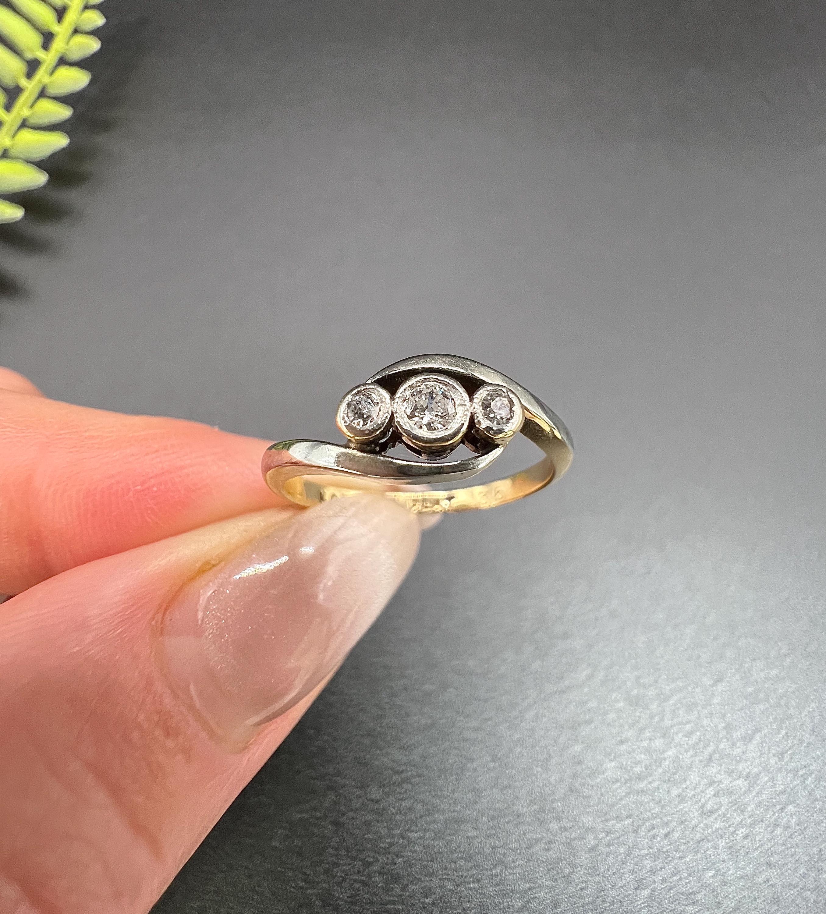 Women's or Men's Antique 18ct Gold & Platinum, 1920s Three Stone Crossover Diamond Ring For Sale