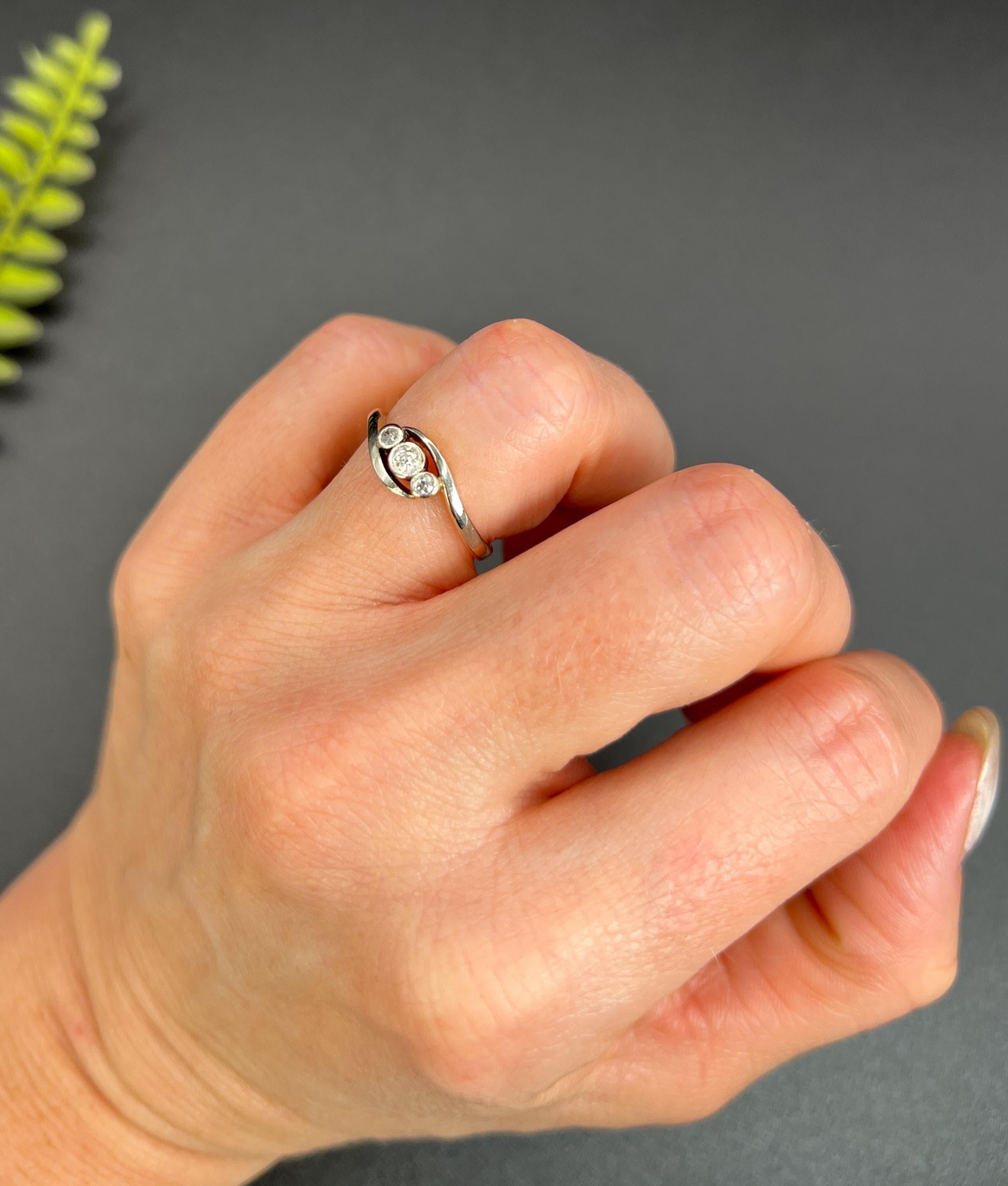 Antique 18ct Gold & Platinum, 1920s Three Stone Crossover Diamond Ring For Sale 1