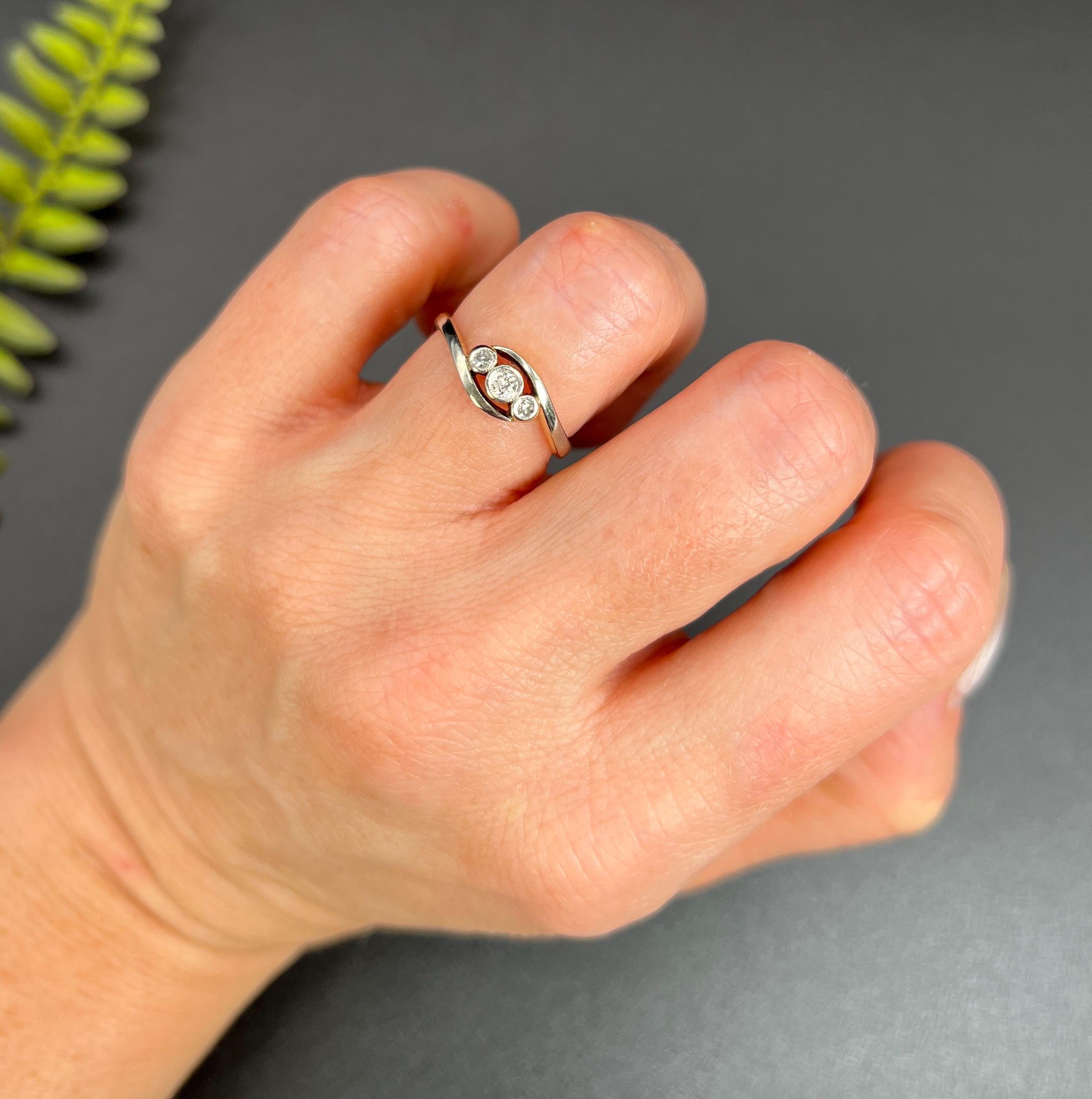 Antique 18ct Gold & Platinum, 1920s Three Stone Crossover Diamond Ring For Sale 2