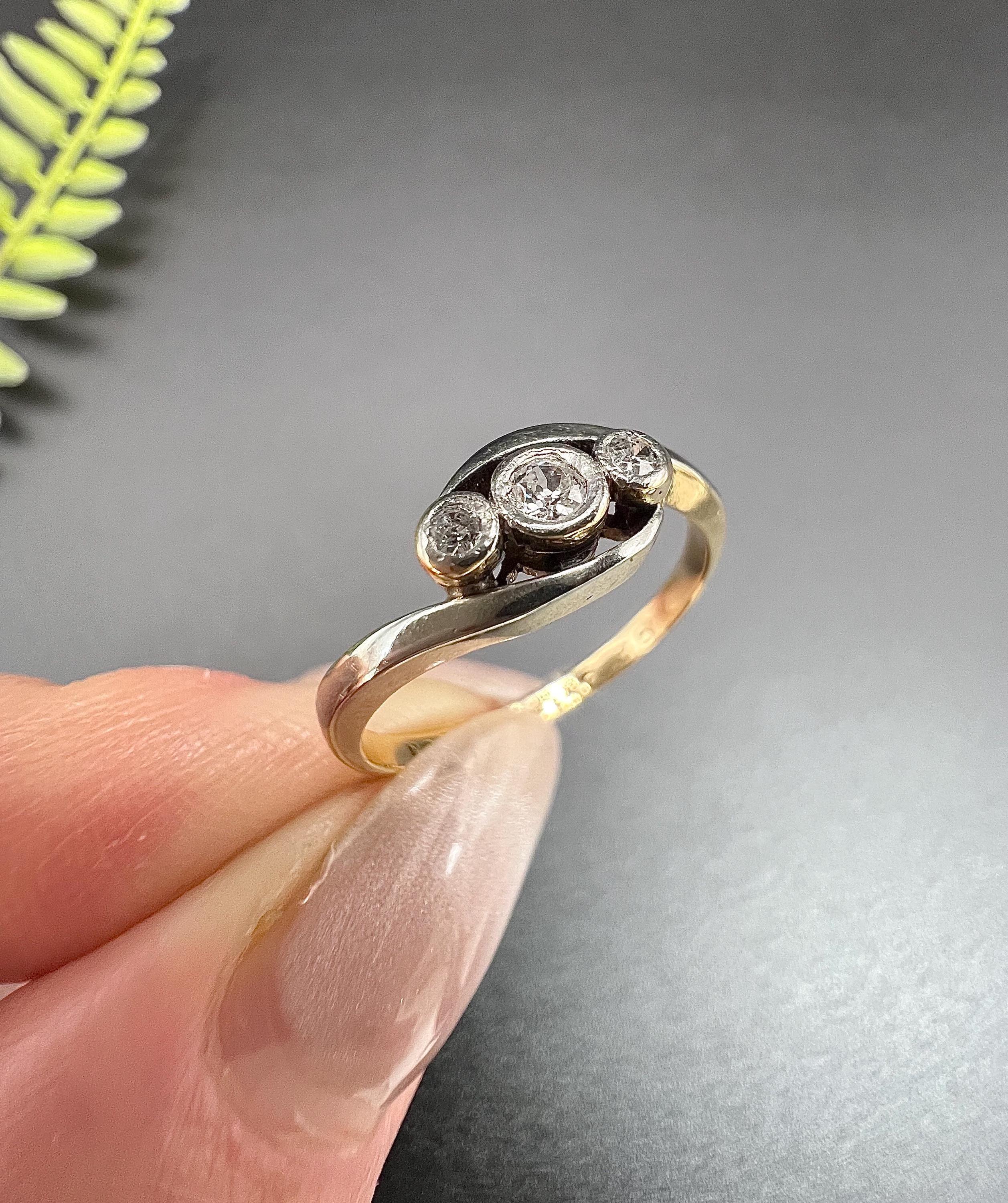 Antique 18ct Gold & Platinum, 1920s Three Stone Crossover Diamond Ring For Sale 4