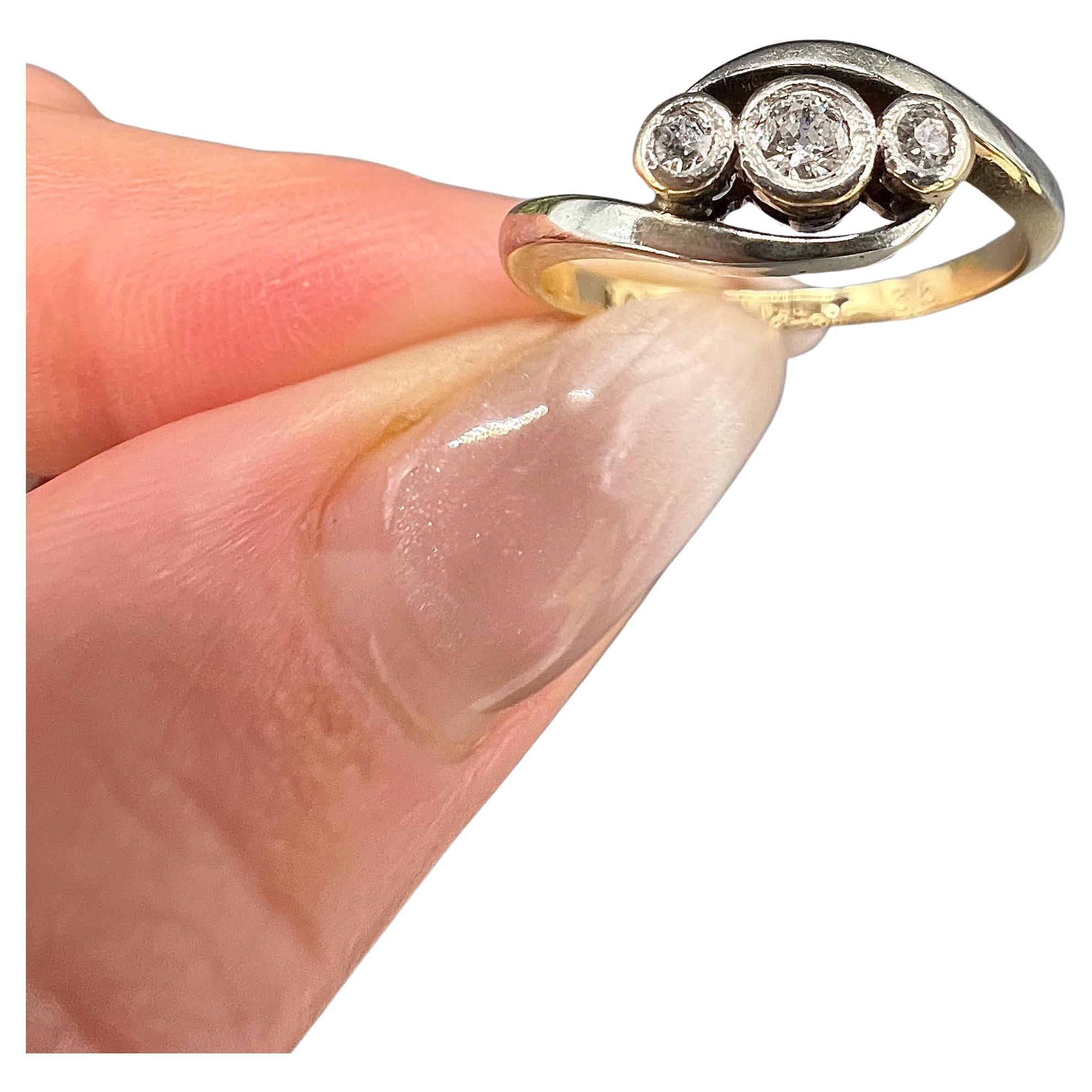 Antiguo Anillo de Diamantes Cruzados con Tres Piedras, Oro 18 ct y Platino, Años 20