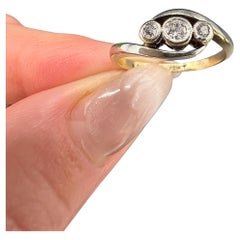 Antiguo Anillo de Diamantes Cruzados con Tres Piedras, Oro 18 ct y Platino, Años 20