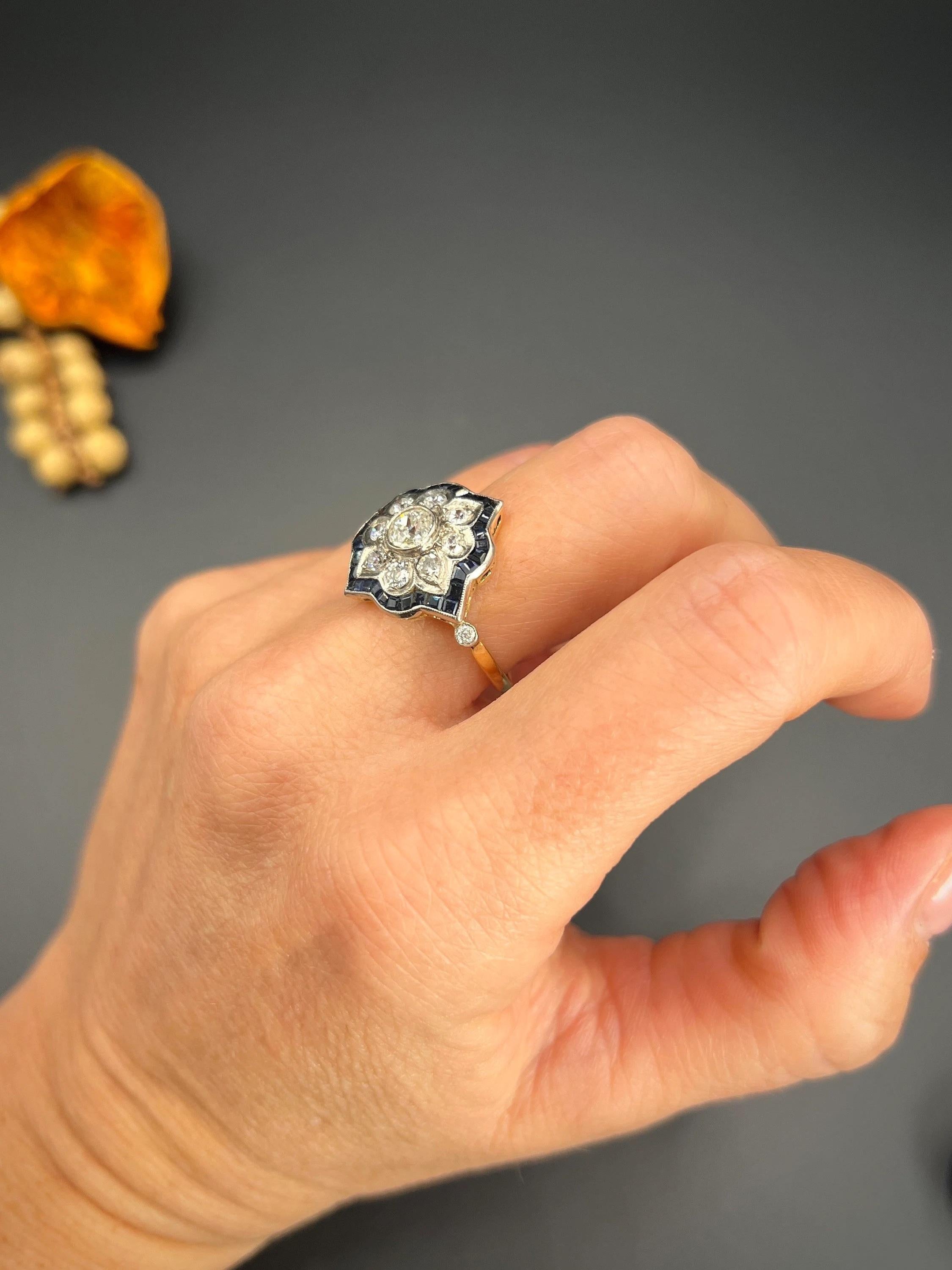 Brilliant Cut Antique 18ct Gold & Platinum, 1940s Flower Design Sapphire Diamond Ring For Sale