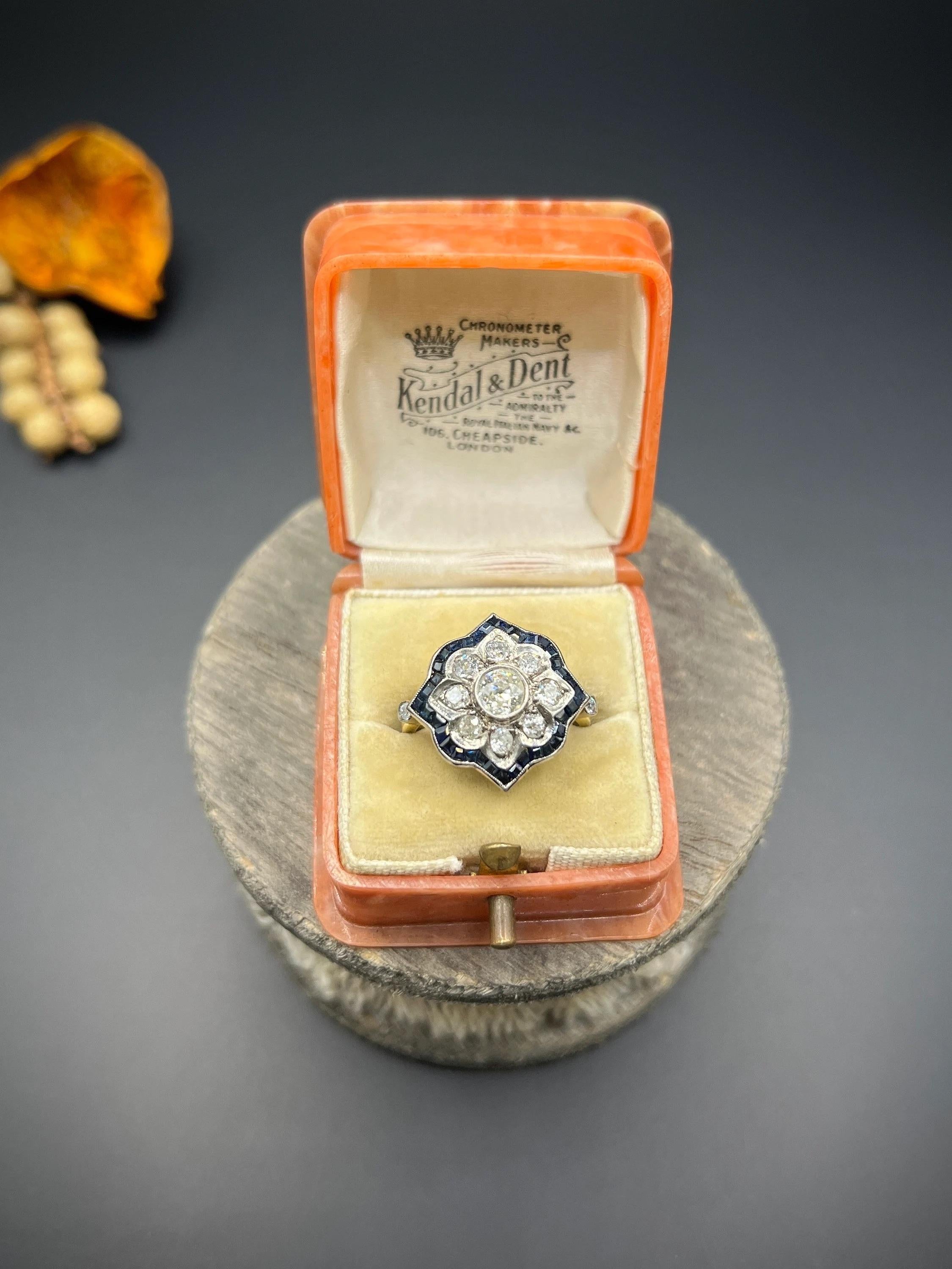 Antique 18ct Gold & Platinum, 1940s Flower Design Sapphire Diamond Ring In Good Condition For Sale In Brighton, GB