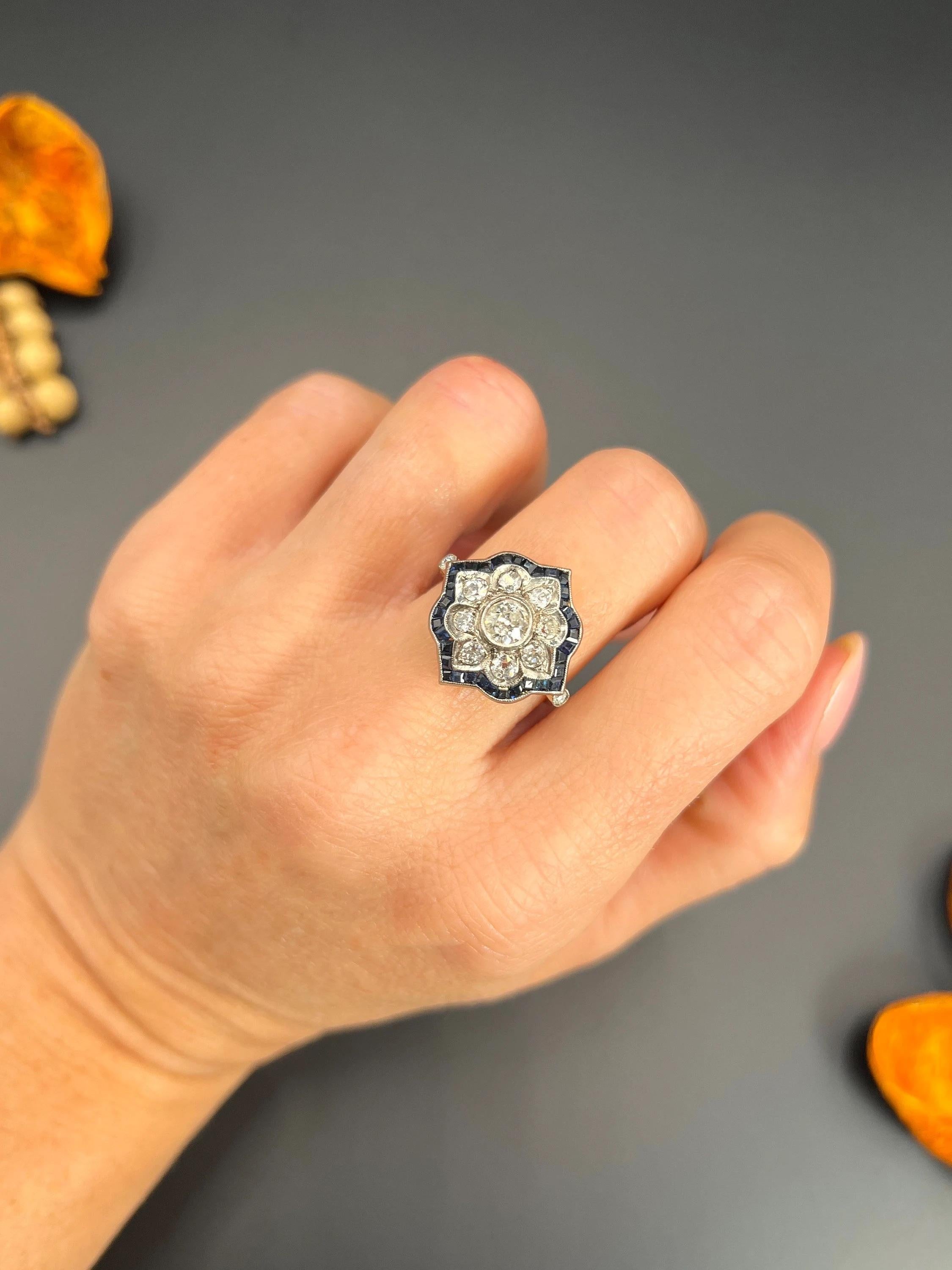 Antique 18ct Gold & Platinum, 1940s Flower Design Sapphire Diamond Ring For Sale 2