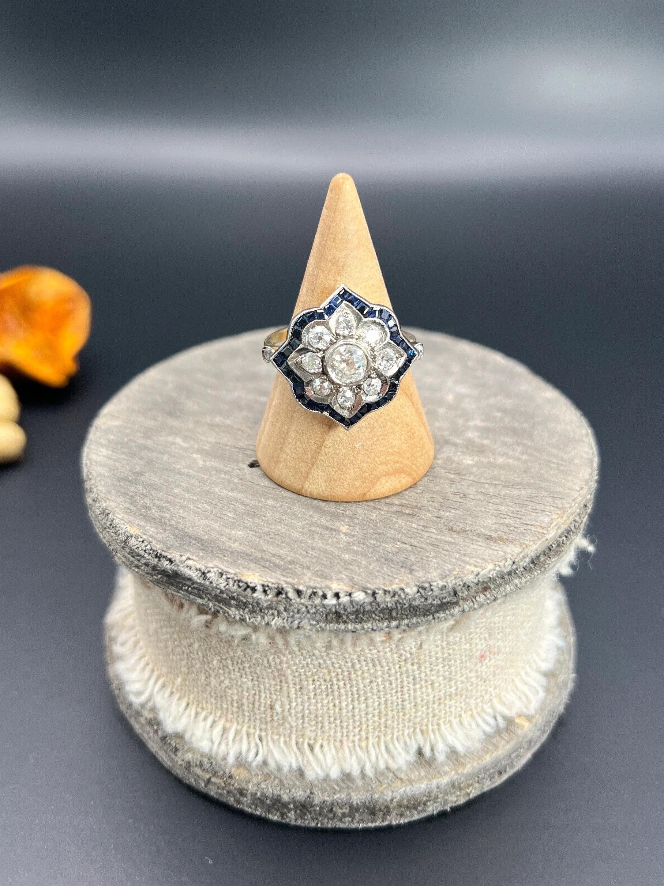 Antique 18ct Gold & Platinum, 1940s Flower Design Sapphire Diamond Ring For Sale 3