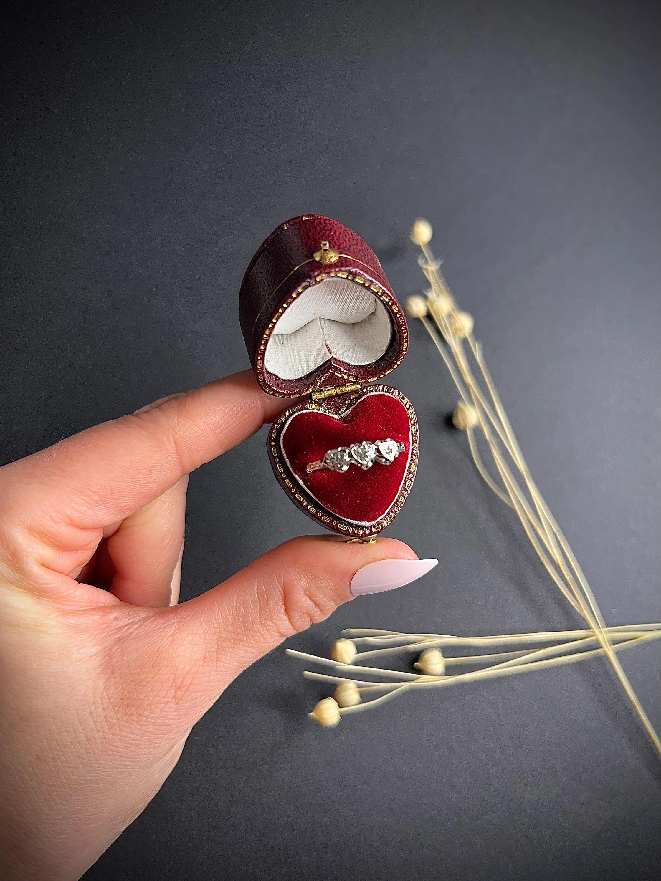 Women's or Men's Antique 18ct Gold & Platinum 3 Stone Diamond Heart Illusion Engagement Ring For Sale