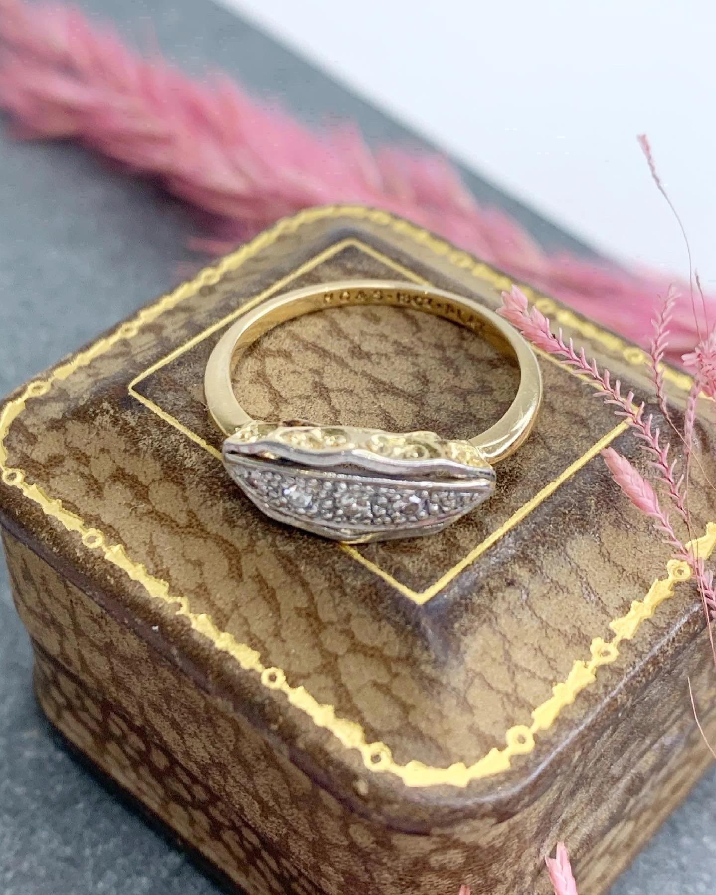 Antique 18ct Gold & Platinum 5 Stone Illusion Diamond Ring In Good Condition For Sale In Brighton, GB