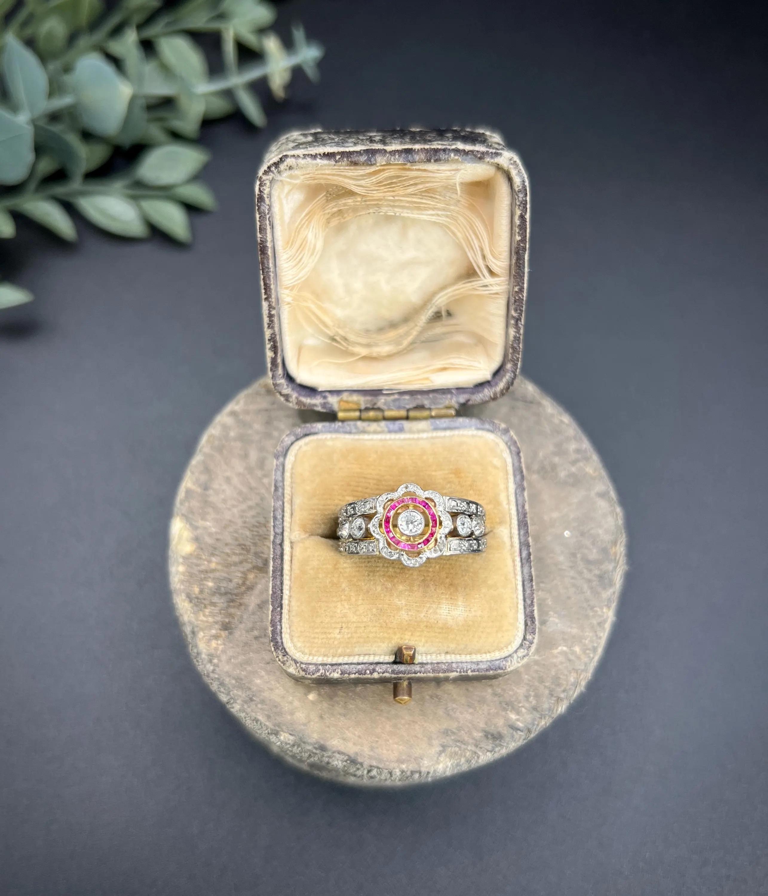 Femenino o masculino Antiguo Anillo de Oro de 18 ct y Platino, Art Decó de Rubí Calibrado y Diamante Margarita en venta