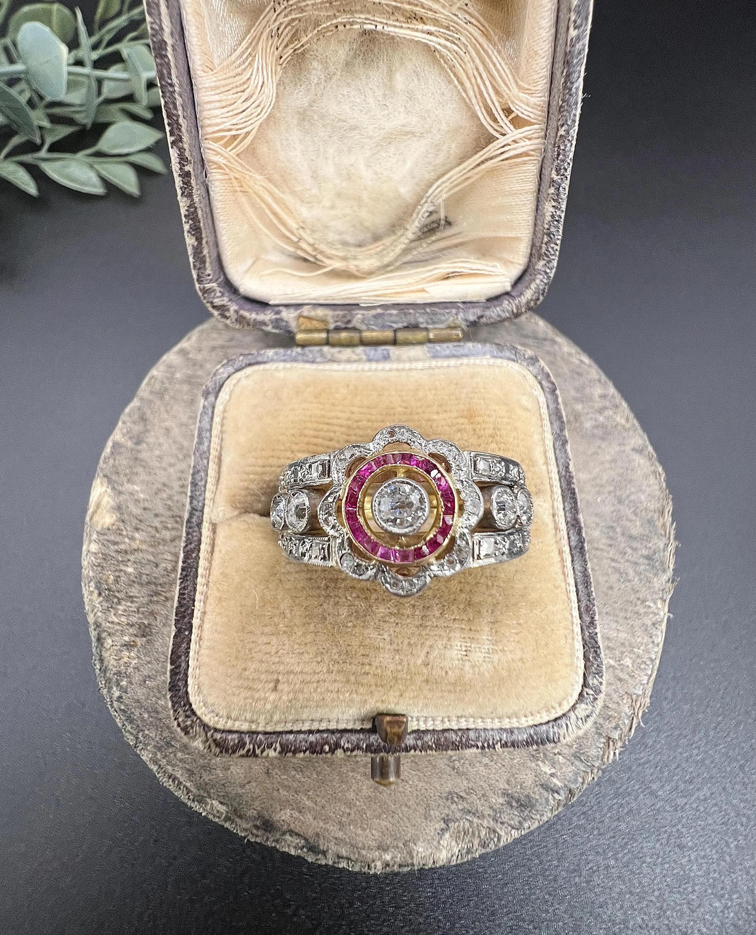 Antiguo Anillo de Oro de 18 ct y Platino, Art Decó de Rubí Calibrado y Diamante Margarita en venta 1