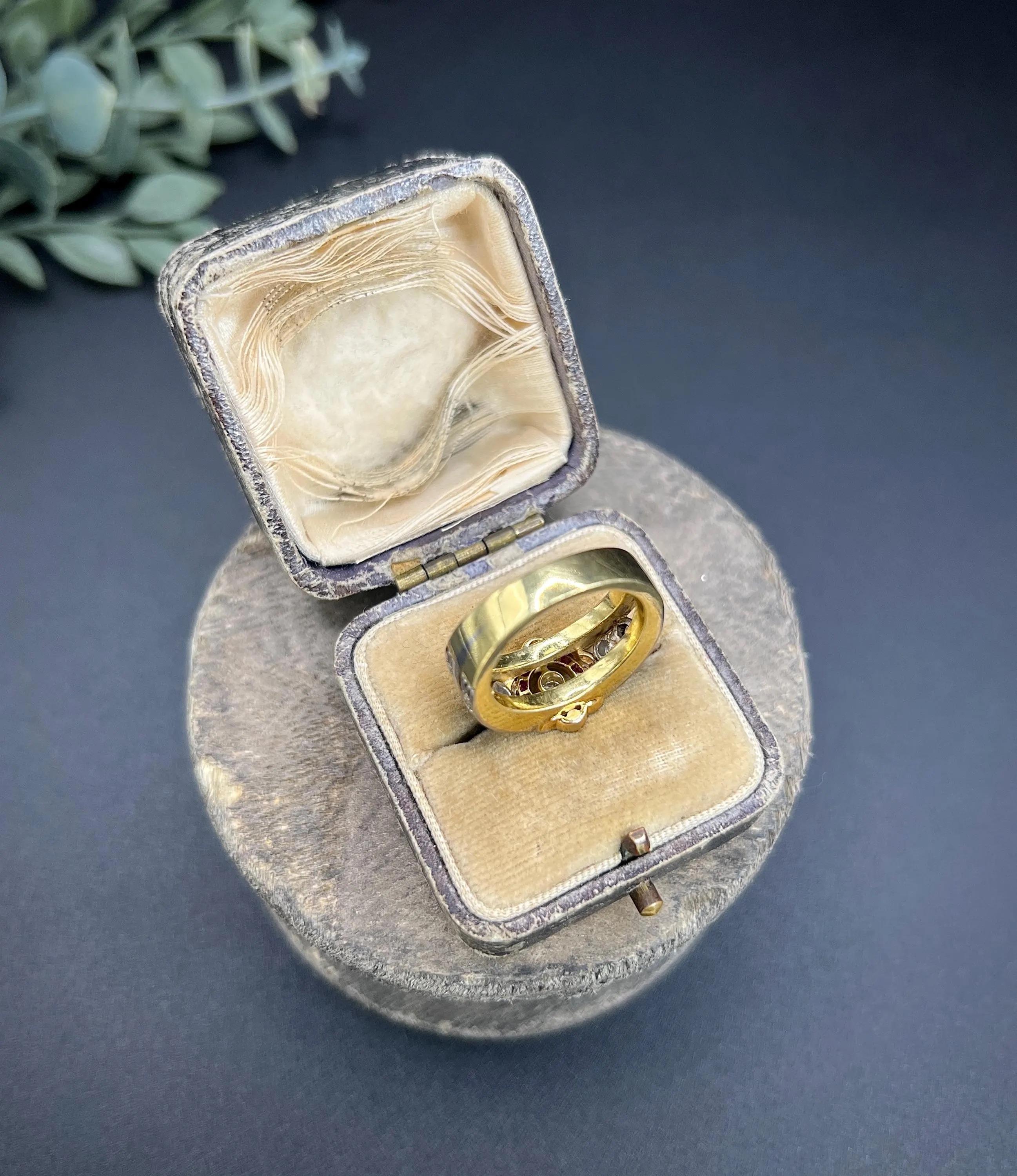Antiguo Anillo de Oro de 18 ct y Platino, Art Decó de Rubí Calibrado y Diamante Margarita en venta 2