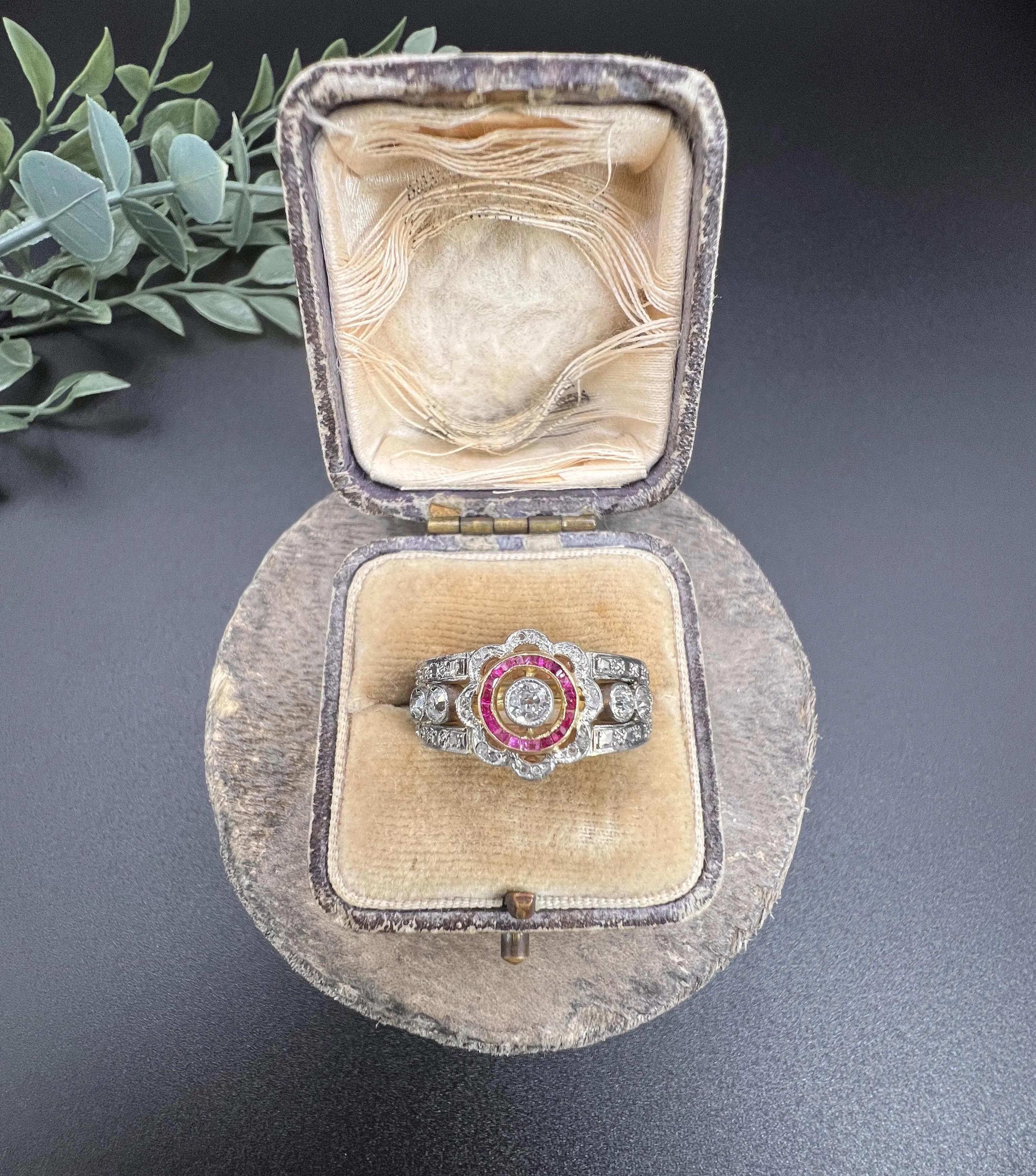 Antiguo Anillo de Oro de 18 ct y Platino, Art Decó de Rubí Calibrado y Diamante Margarita en venta 3