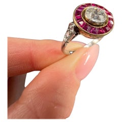 Antiguo Anillo Blanco de Rubíes y Diamantes Calibrados Art Decó de Oro y Platino de 18 ct