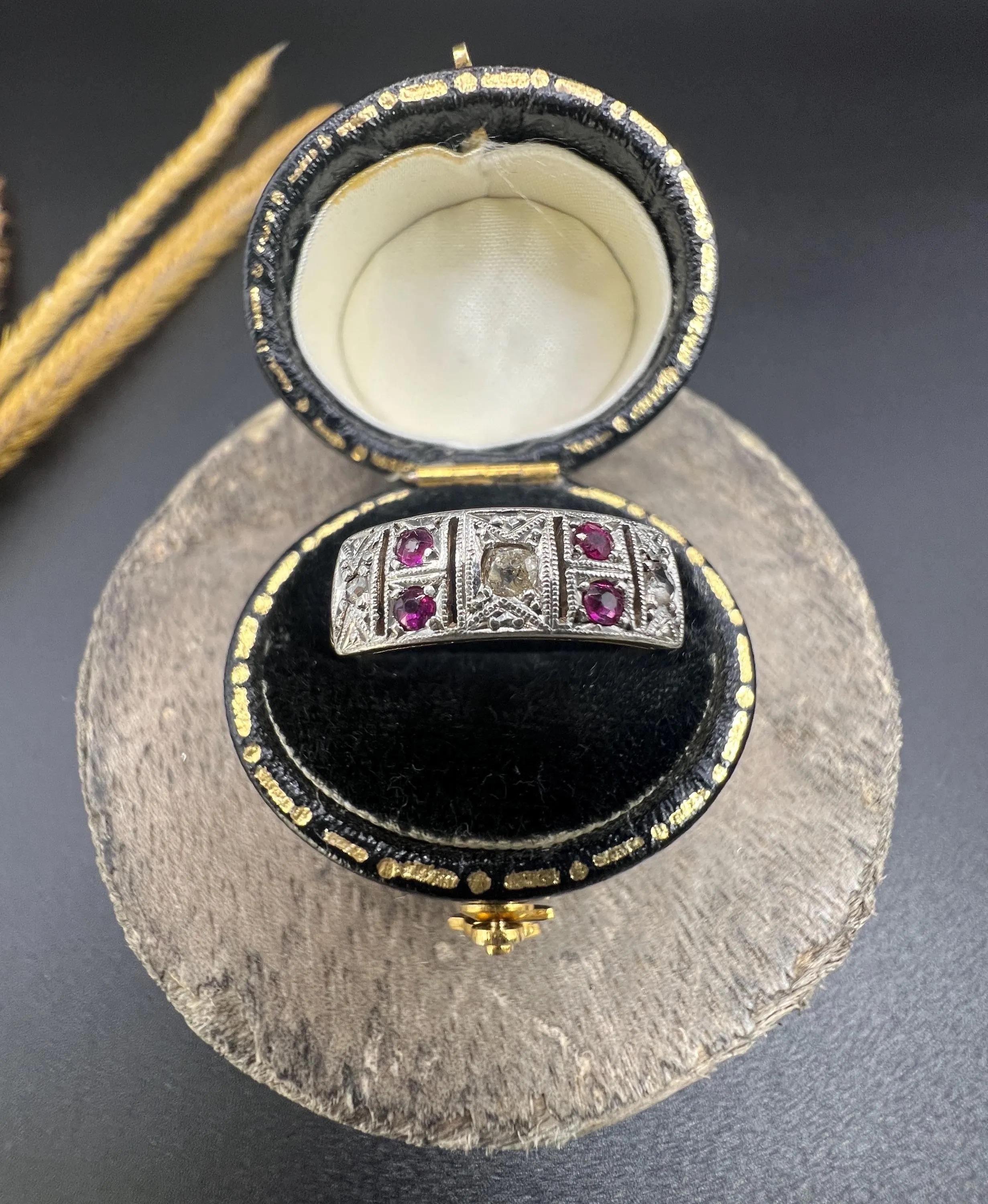 Antique 18ct Gold & Platinum, Art Deco Ruby and Diamond Plaque Ring In Good Condition For Sale In Brighton, GB