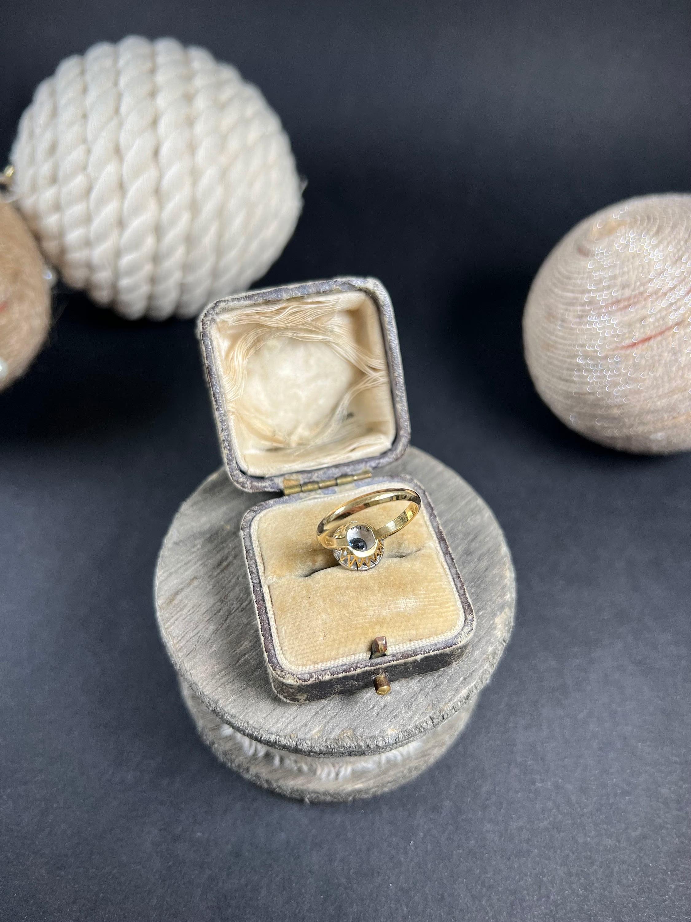 Bague grappe Art déco ancienne en or 18 carats et platine, saphirs et diamants marguerite Unisexe en vente