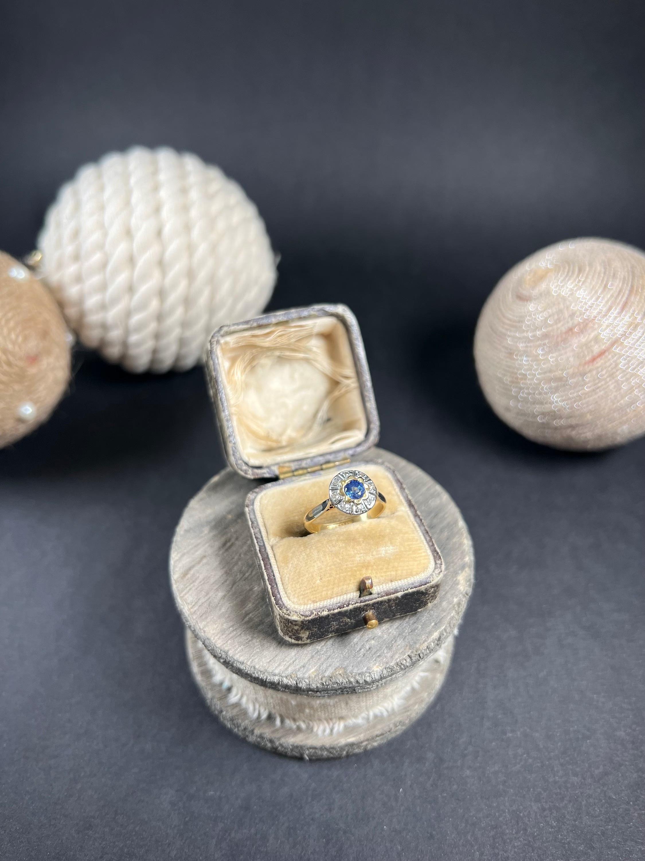 Bague grappe Art déco ancienne en or 18 carats et platine, saphirs et diamants marguerite en vente 4