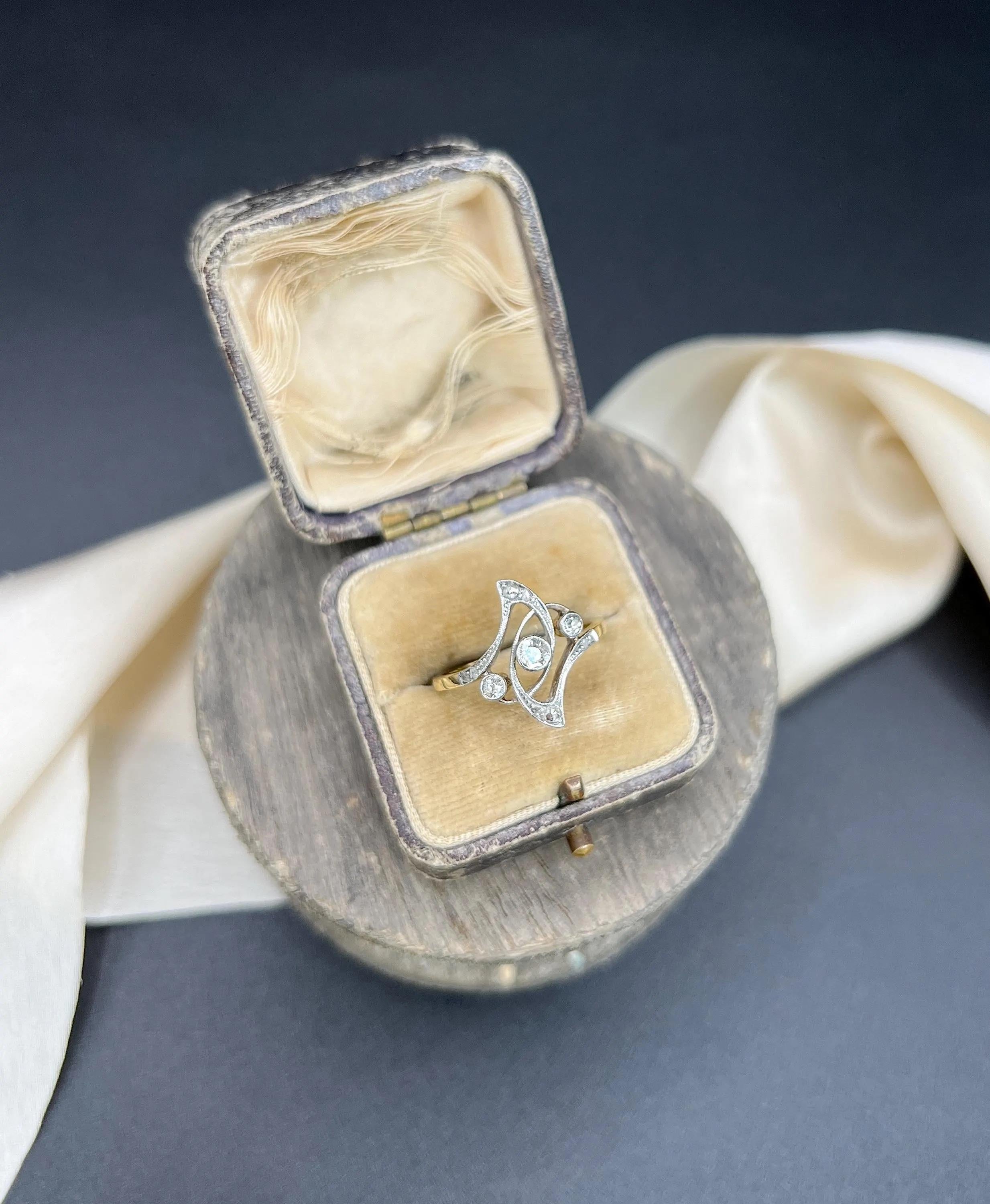 Anello antico in oro e platino 18ct, anello Belle Époque con diamanti, anello con tre pietre in vendita 6