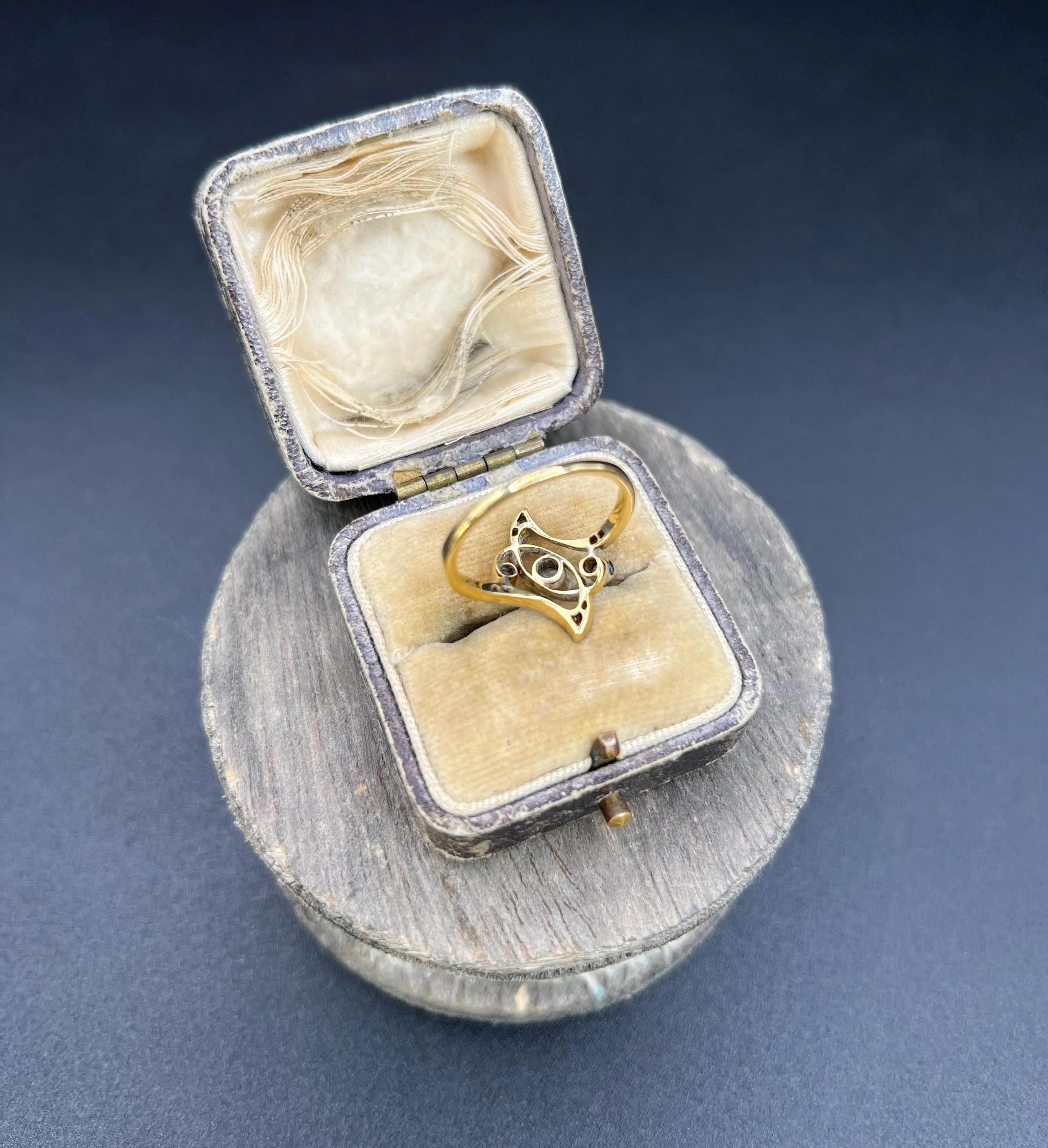Anello antico in oro e platino 18ct, anello Belle Époque con diamanti, anello con tre pietre in vendita 7